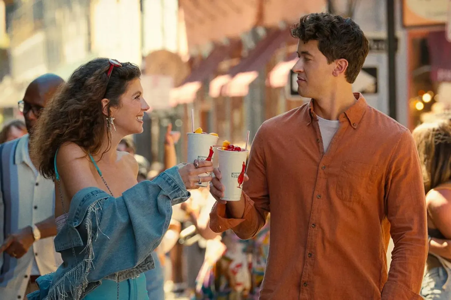 Tatilde Tanıştığımız İnsanlar, özgür ruhlu Poppy ve düzen meraklısı Alex'in birbirleri için ideal sevgili olup olmadığını sorgulayan romantik bir hikaye anlatıyor (Netflix)