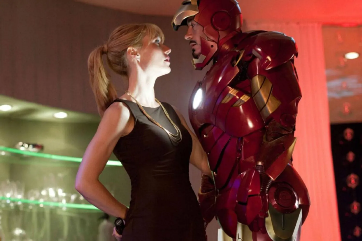 Pepper Potts rolündeki Gwyneth Paltrow ve Tony Stark'ı canlandıran Robert Downey Jr., Demir Adam 2'de (IMDb)