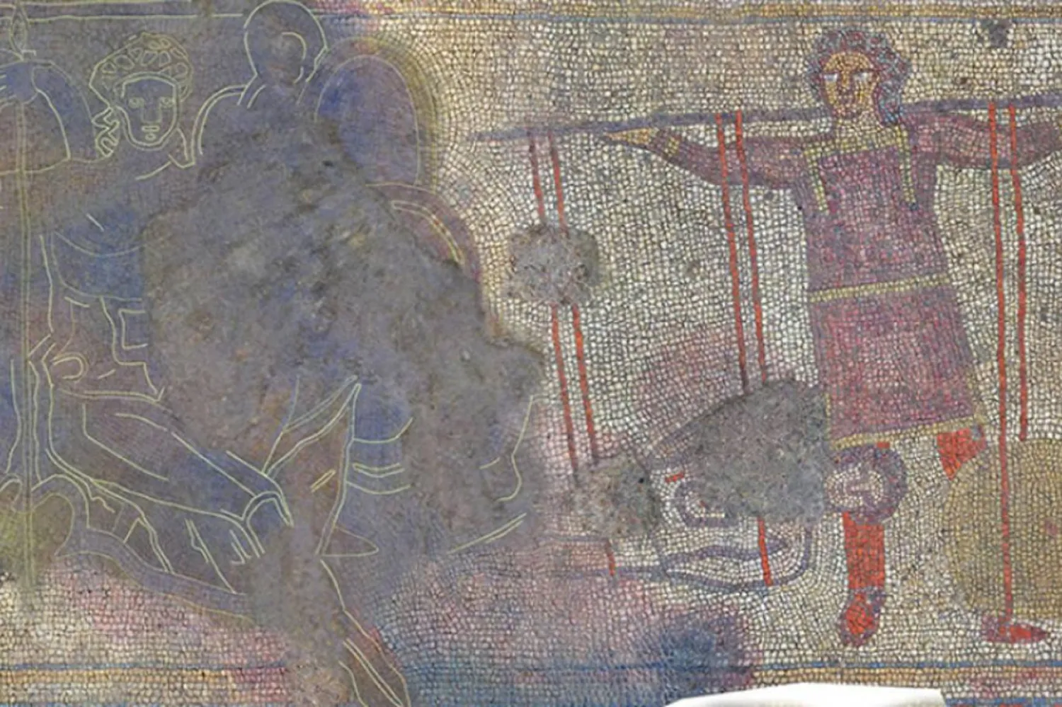 Ketton mozaiğinin üçüncü paneli, Kral Priamos'un oğlu Hektor'un ağırlığını ölçmek için bir teraziyi doldurmasını tasvir ediyor (Leicester Üniversitesi Arkeoloji Hizmetleri)