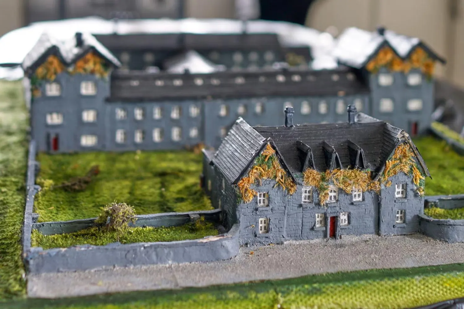 İrlanda'nın Tuam bölgesindeki bir anne ve bebek evinde yaklaşık 800 çocuğun öldüğünü keşfeden Catherine Corless tarafından yapılan bir maket (AP)