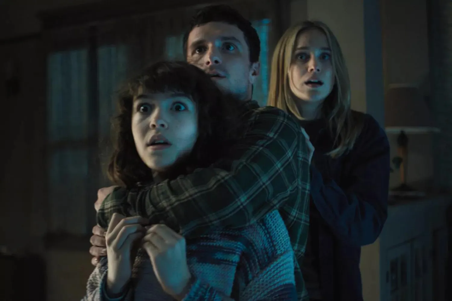 Freddy'nin Pizza Dükkanı'nda Beş Gece 2, eski güvenlik görevlisi Mike, polis memuru Vanessa ve Mike'ın 11 yaşındaki kız kardeşi Abby'yi merkeze alıyor (Universal Pictures)