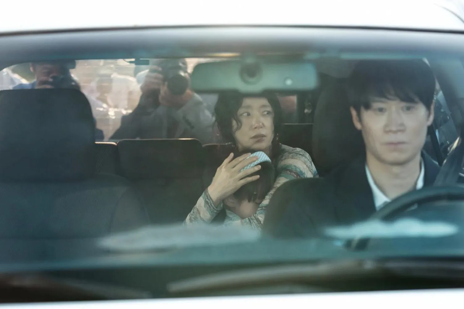 The Price of Confession, çok konuşulan romantik dizi Crash Landing on You'nun yönetmeni Lee Jeong Hyo imzasını taşıyor (Netflix)