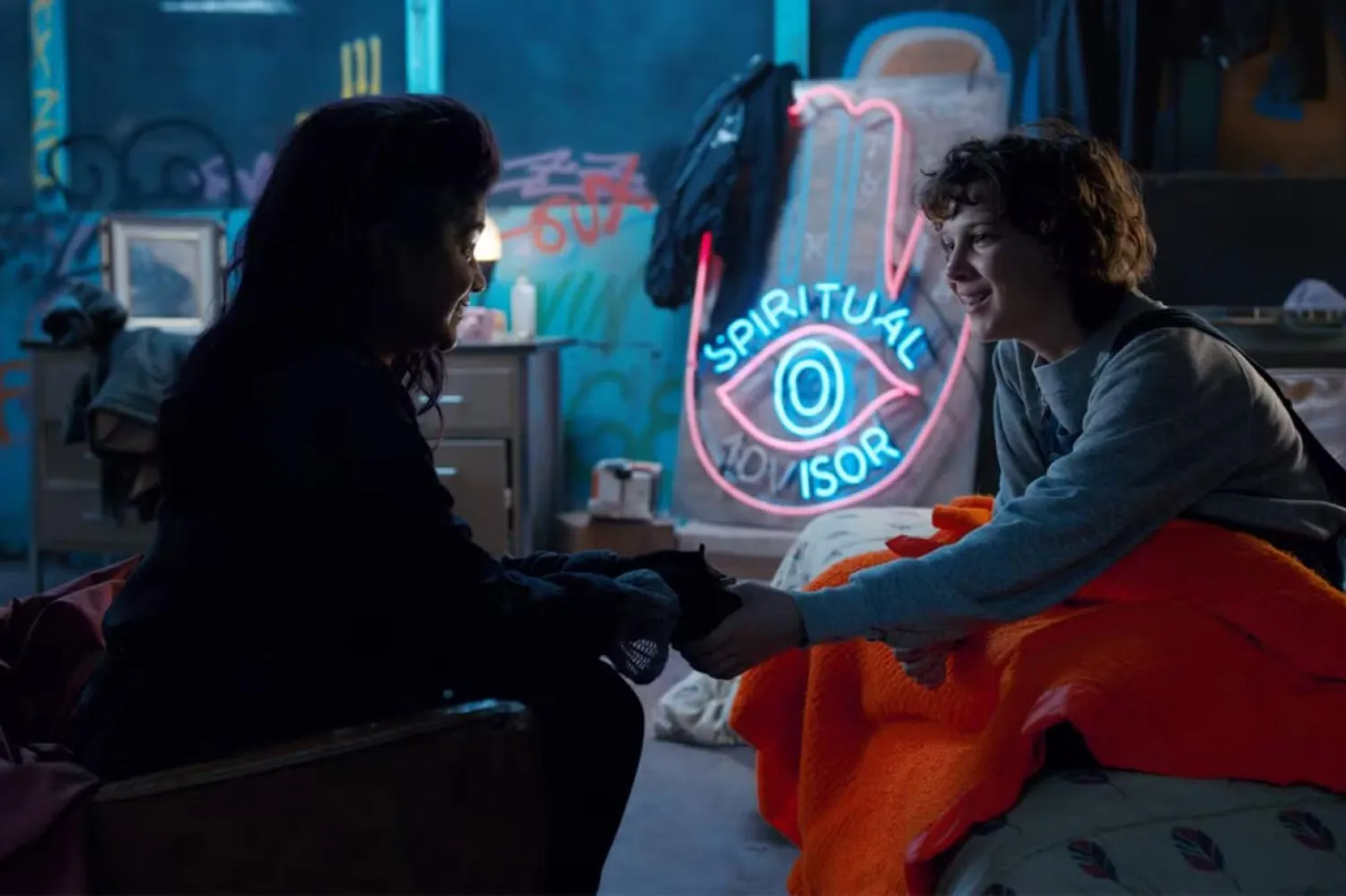 İkinci sezonda Şikago'ya giden Eleven, Kali'yle tanışıyor ve benzer dövmelere sahip olduklarını fark eden ikili kendilerini kardeş olarak görmeye başlıyordu (Netflix)