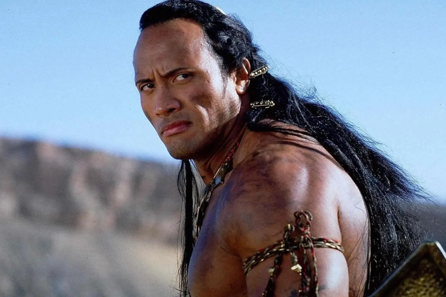 Chuck Russell'ın yönettiği 2002 yapımı Akrep Kral'da Dwayne Johnson'ın canlandırdığı Mathayus, arkadaşlarını öldüren Memnon'dan intikam almaya çalışıyor (Universal Pictures)