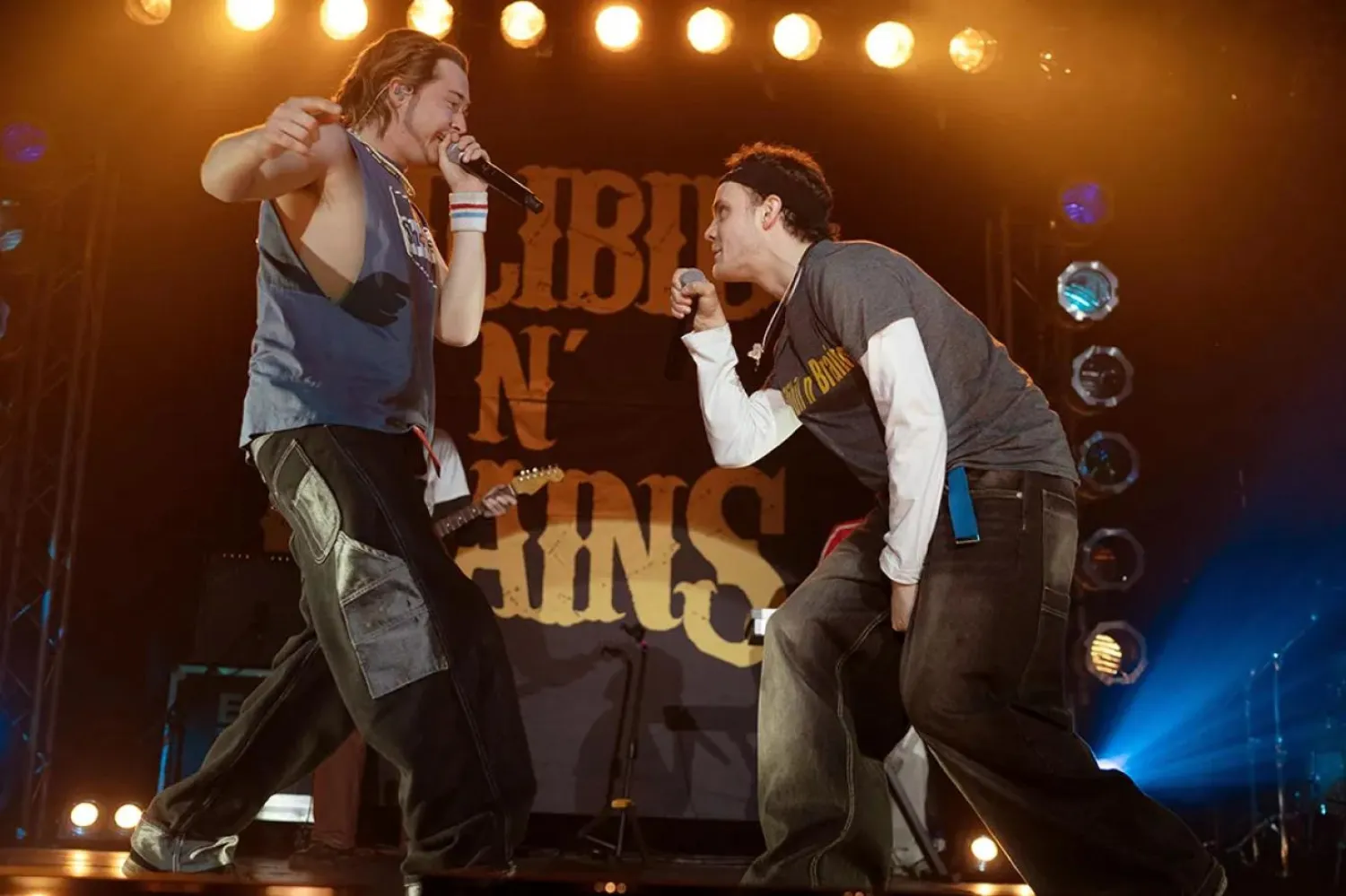 California Schemin', iki İskoç gencin kendilerini Kaliforniya'dan çıkan köklü bir rap ikilisi gibi tanıtarak müzik endüstrisini dolandırmasını, albüm anlaşması imzalamasını ve yalanları ortaya çıkana kadar MTV'yi kasıp kavurmasını anlatıyor (StudioCanal)