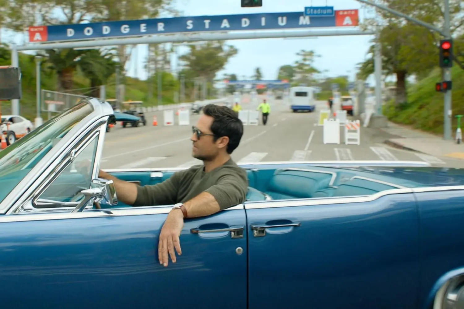 Güneşin Karanlığında'da avukat Mickey Haller'ı canlandıran 44 yaşındaki Meksikalı aktör Manuel Garcia-Rulfo, Muhteşem Yedili (The Magnificent Seven) ve Doğu Ekspresinde Cinayet'teki (Murder on the Orient Express) rolleriyle de tanınıyor (Netflix)