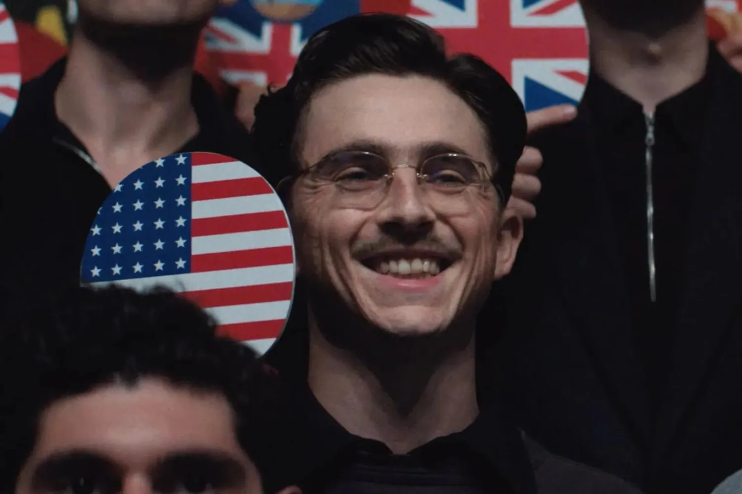 29 yaşındaki Timothée Chalamet'nin canlandırdığı Marty karakteri; masa tenisi şampiyonu, dolandırıcı, komedyen ve girişimci Marty Reisman'ın hayatından esinlenerek yaratılmış (A24)