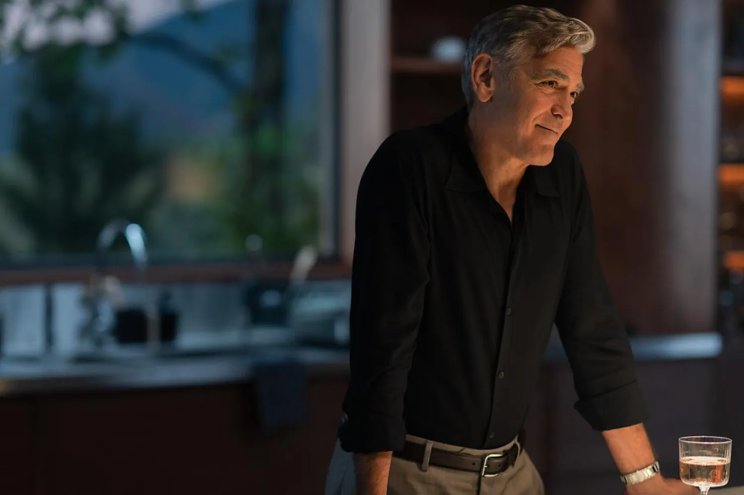 Yönetmenliğini Noah Baumbach'ın üstlendiği Netflix filmi Jay Kelly'de George Clooney, çıktığı Avrupa yolculuğunda geçmişi ve bugünüyle yüzleşen ünlü bir aktörü canlandırıyor (Netflix)