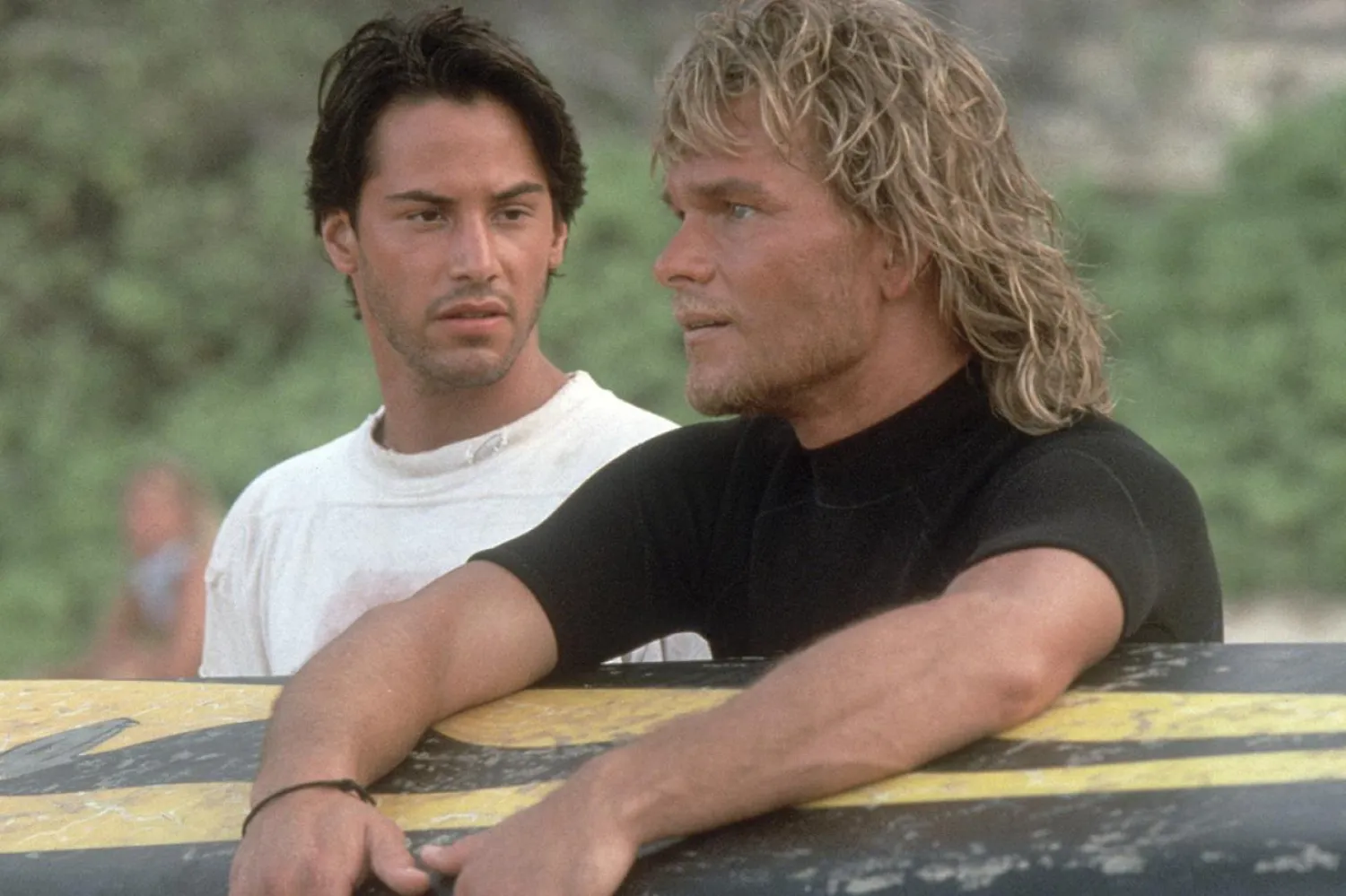 Rolling Stone, Patrick Swayze (sağda) ve Keanu Reeves'i (solda) karşı karşıya getiren Kırılma Noktası'nı "kadın bakış açısını merkeze alan en iyi aksiyon filmi" diye niteliyor (20th Century Fox)