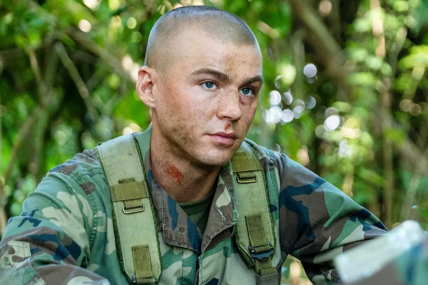 Boots'un başrolünde yer alan Miles Heizer (ortada), Ölmek İçin On Üç Sebep (13 Reasons Why) ve Oyun (Nerve) gibi yapımlardaki rolleriyle de tanınıyor (Netflix)