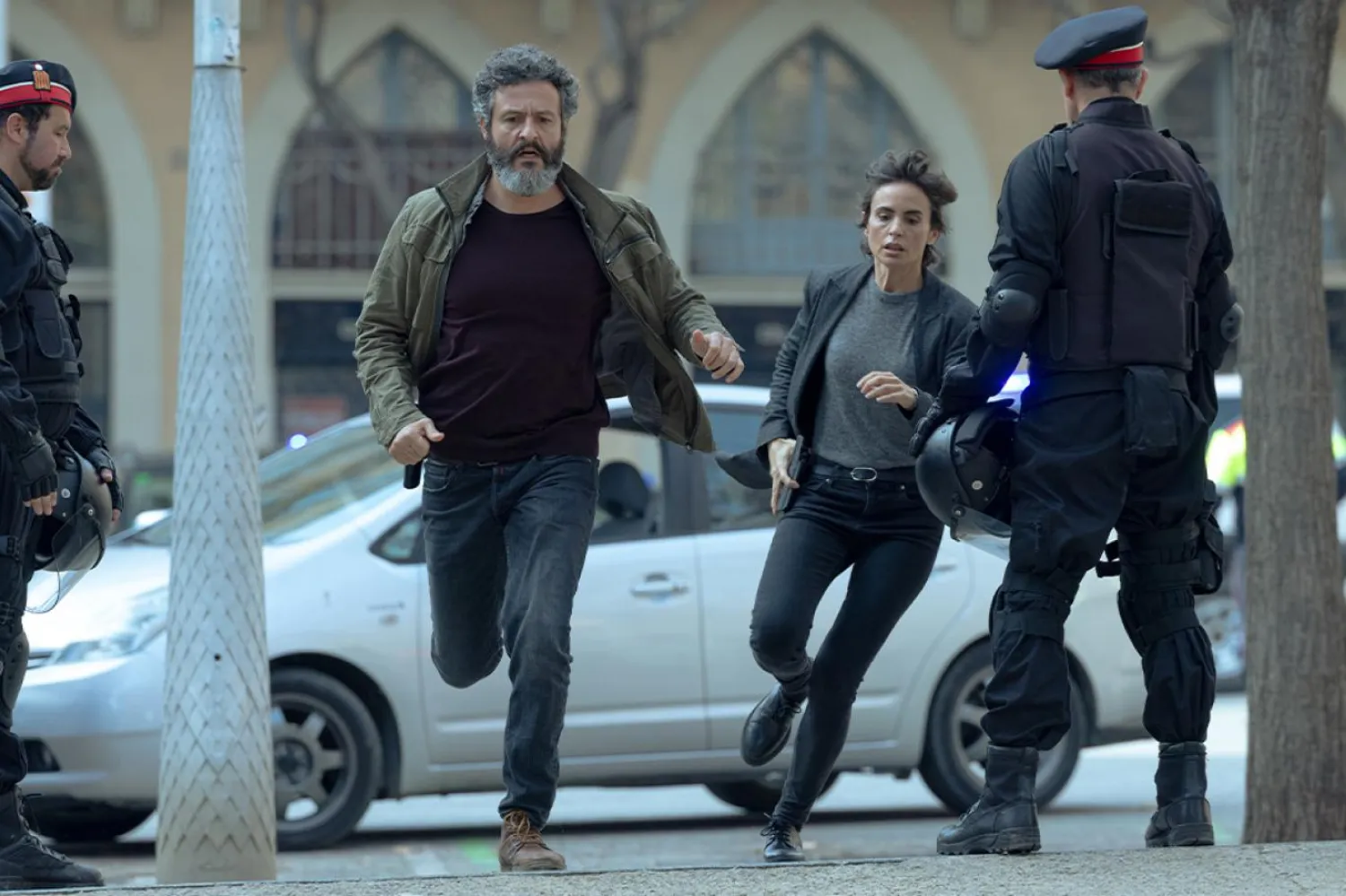 Eleştirmenlerin "çizgisini bilen, kendinden emin bir suç draması" diye nitelediği Gölgeler Şehri, dengeli temposu, güçlü atmosferi ve kalitesiyle övgü topluyor (Netflix) 