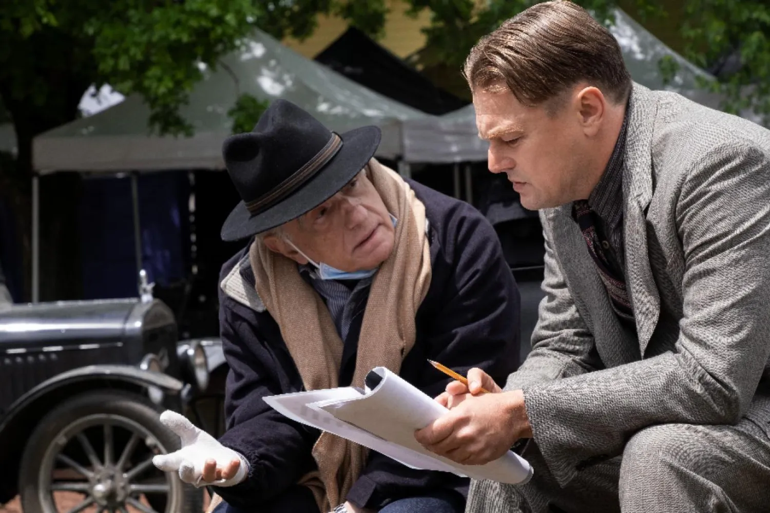 Martin Scorsese (solda) ve Leonardo DiCaprio (sağda), son olarak 1920'lerde geçen ve 10 dalda Oscar'a aday gösterilen Dolunay Katilleri'nde (Killers of the Flower Moon) birlikte çalışmıştı (Paramount Pictures)