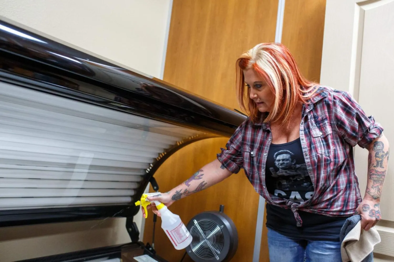 Araştırmacılar, solaryum kullanımının cildi genetik olarak yaşlandırdığını ve güneş ışığıyla bronzlaşanlara göre daha çok ölümcül mutasyona yol açtığını söylüyor (AFP)