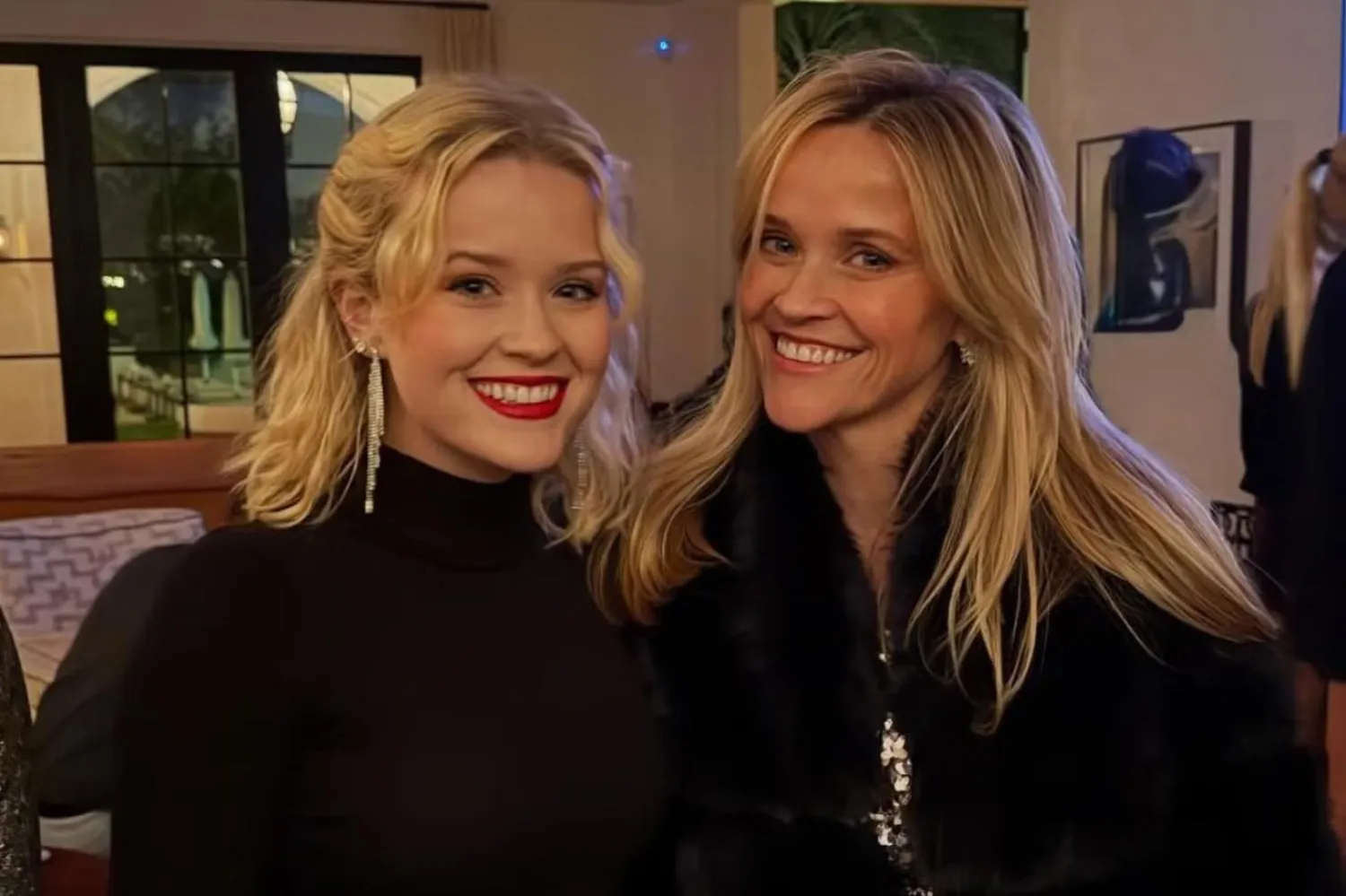 Reese Witherspoon ve kızı Ava Phillippe, yeni bir tatil fotoğrafında siyah ve metalik tonlarda uyumlu kıyafetler giymişti (Instagram)