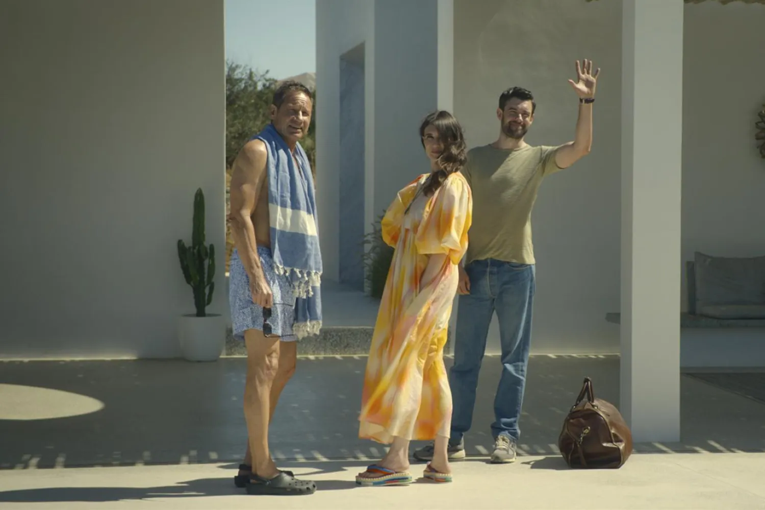 Kötülük'te David Duchovny'ye (solda) Jack Whitehall (sağda) ve Carice van Houten (ortada) eşlik ediyor (Amazon Prime Video)