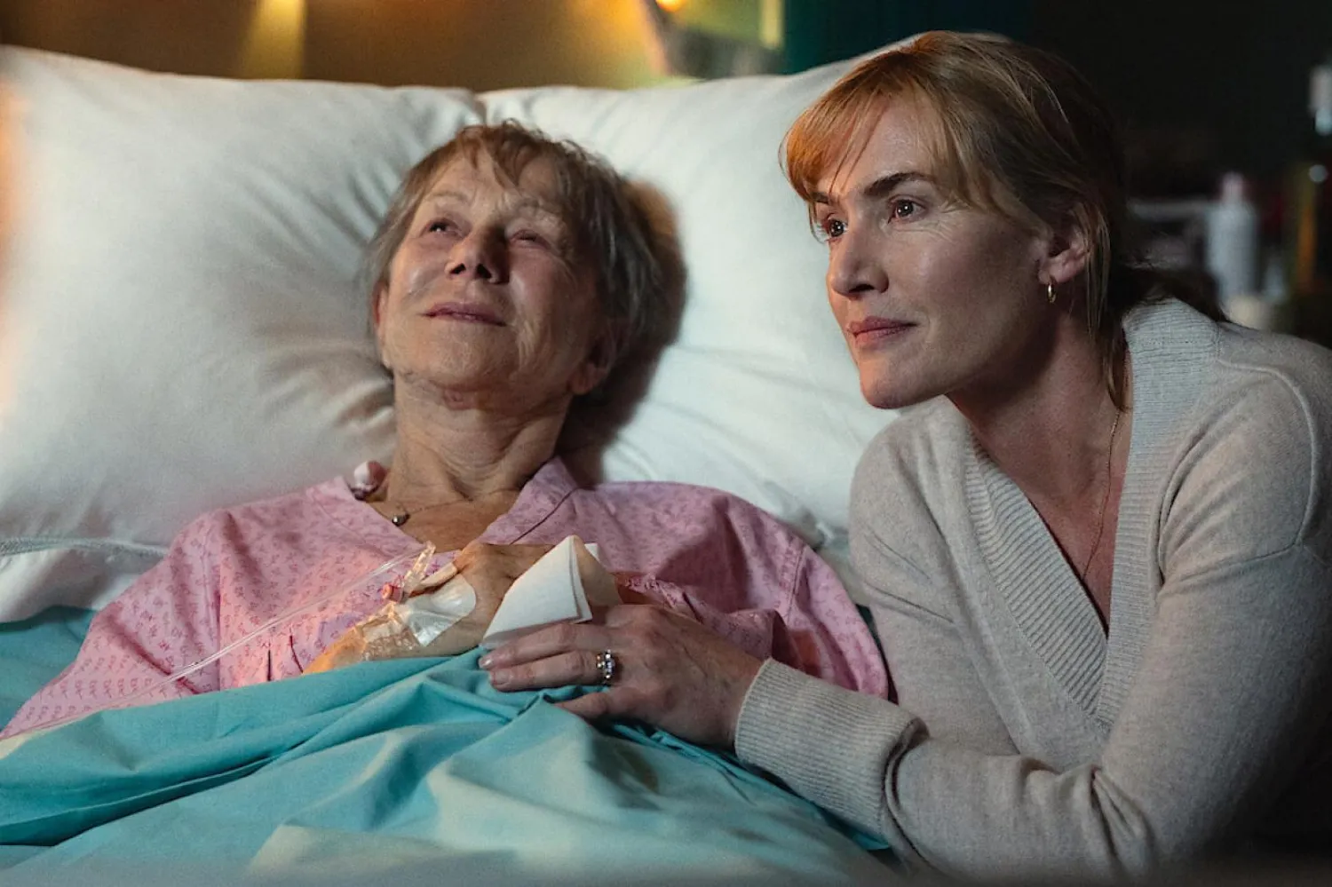 Kate Winslet'in (sağda) ilk yönetmenlik denemesinde Helen Mirren (solda), son vedasını kendi istediği gibi yapmayı planlayan hasta ve kıvrak zekalı bir anneyi canlandırıyor (Netflix)