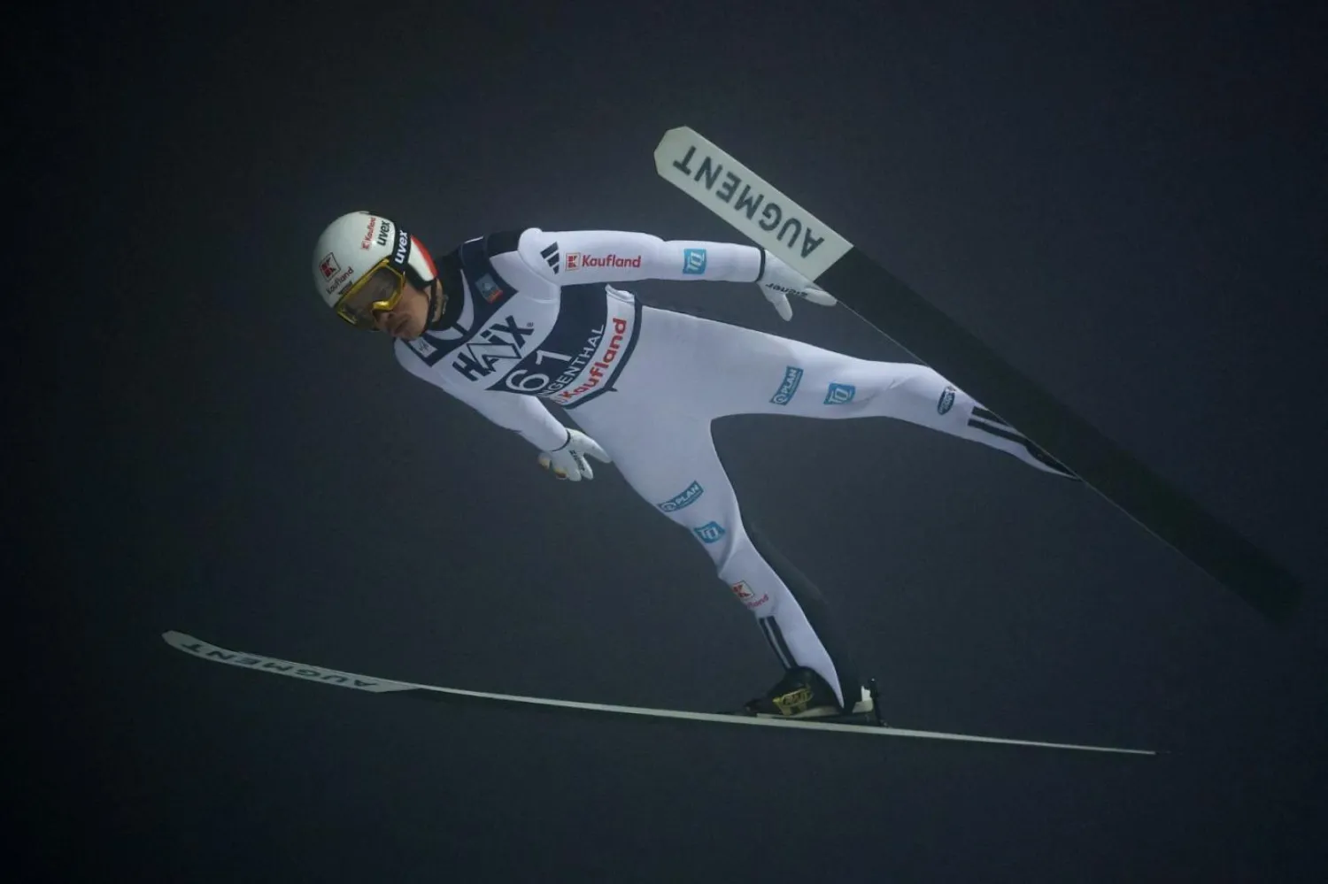 Kayakla atlamada sporcular saatte 100 kilometre hızı aşabiliyor (Reuters)