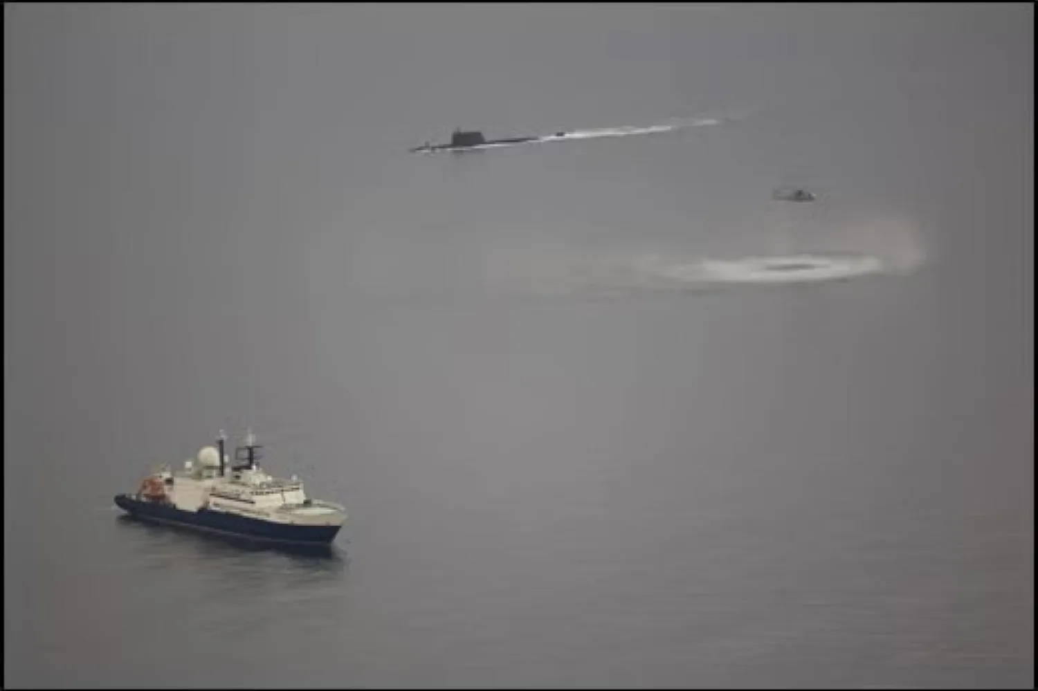 Bir denizaltısavar Merlin Mk2 helikopterinin gemiyi takip ettiği görüldü (Birleşik Krallık Savunma Bakanlığı)