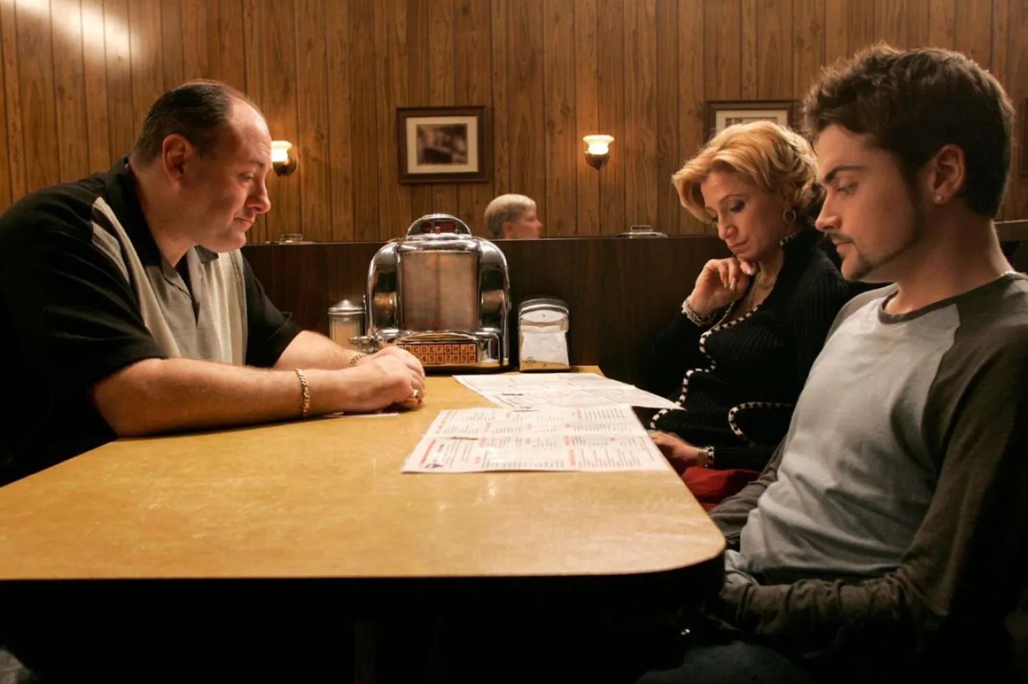  The Sopranos'un son sahnesinde kullanılan masa, geçen yıl internette 82 bin 600 dolara satılmıştı (HBO)
