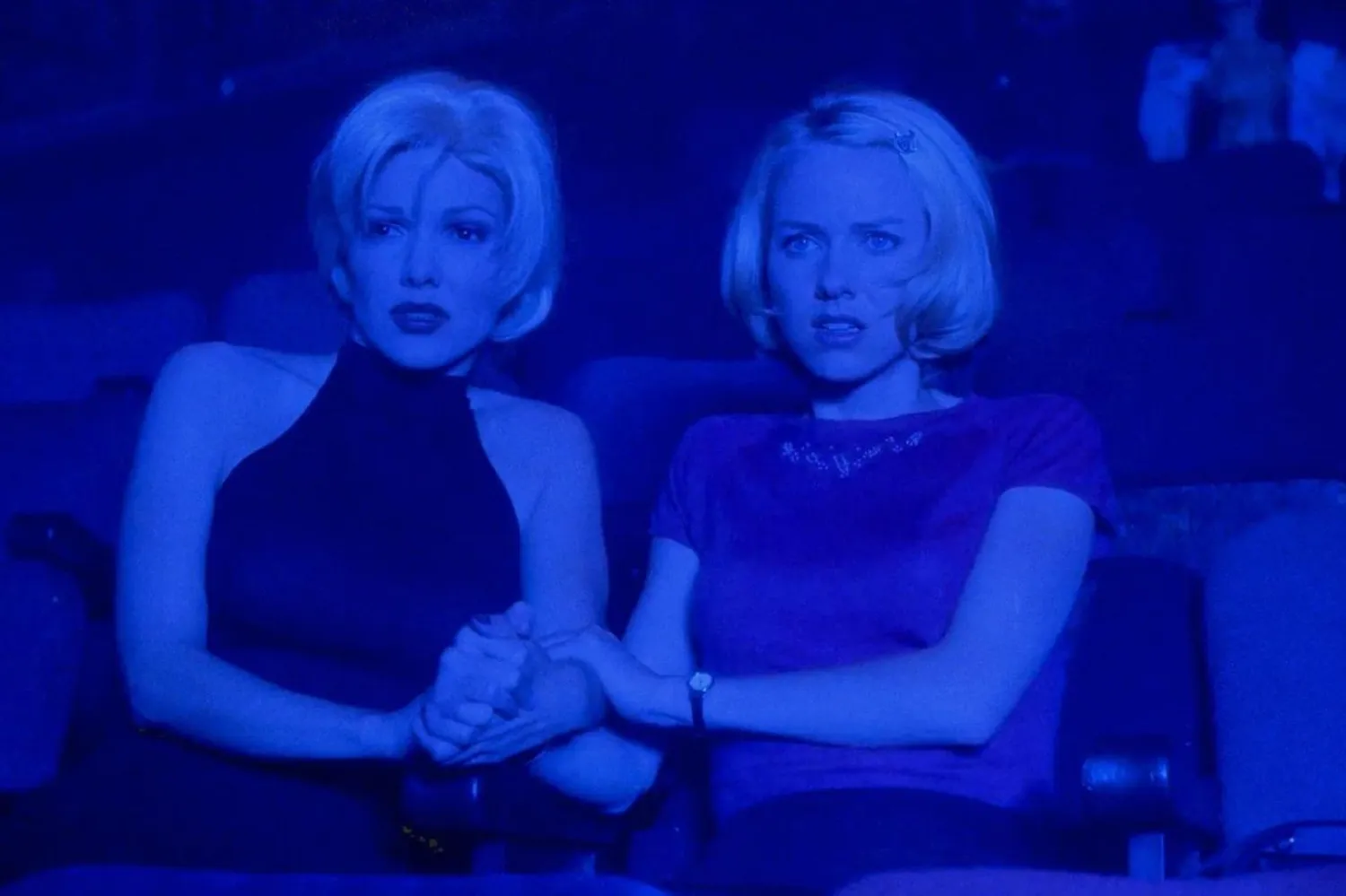 Mulholland Çıkmazı, büyük umutlarla Hollywood'a gelen genç bir aktrisin, geçmişini hatırlamayan gizemli bir kadınla olan ilişkisini merkezine alıyor (Universal Pictures)