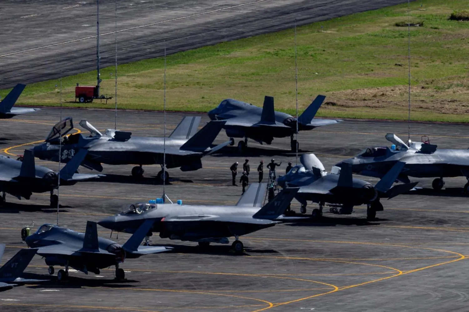 ABD ordusu, Karayipler'deki askeri yığınak kapsamında Porto Riko'daki üssüne F-35 jetleri de göndermişti (Reuters)