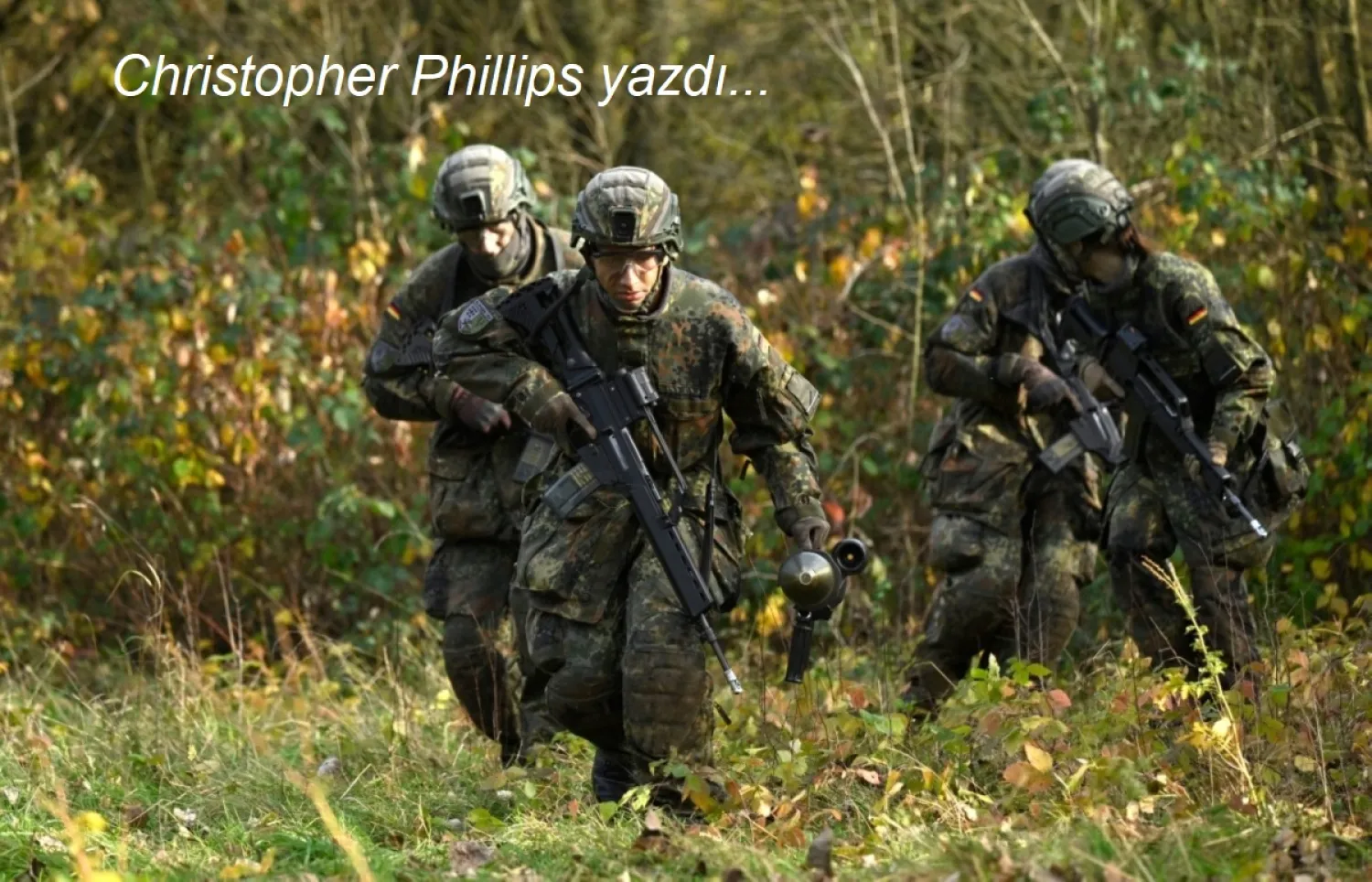 Almanya'nın batısındaki Ahlen'de bulunan Alman Silahlı Kuvvetleri'nin (Bundeswehr) Westphalen-Kassern Kışlası'nda, Bundeswehr acemi erleri için temel eğitim bilgilendirme gününde, erler tank imha eğitimine katılıyor 13 Kasım 2025 (AFP)