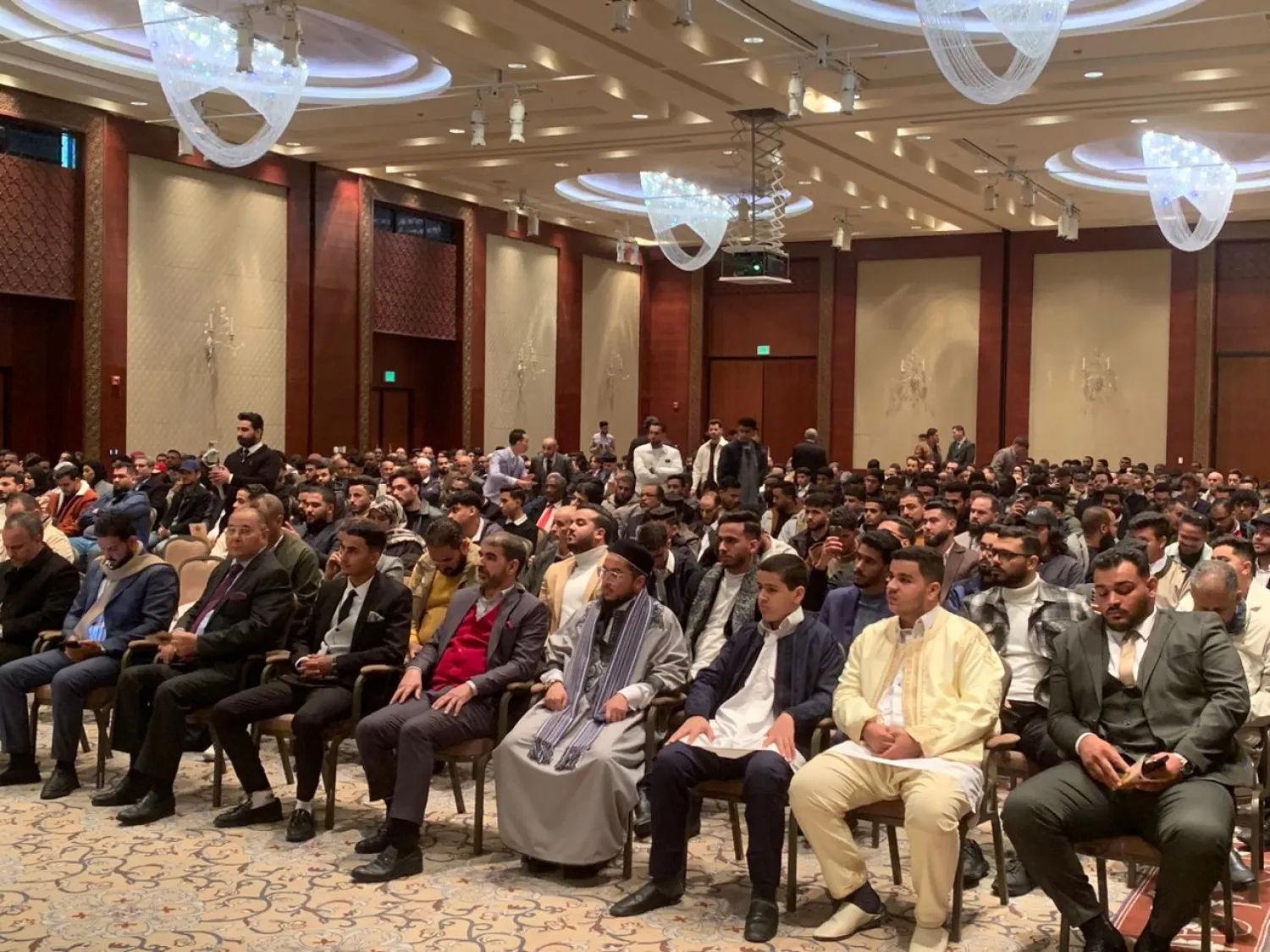 Trablus'taki NFUP toplantısına katılan gençler