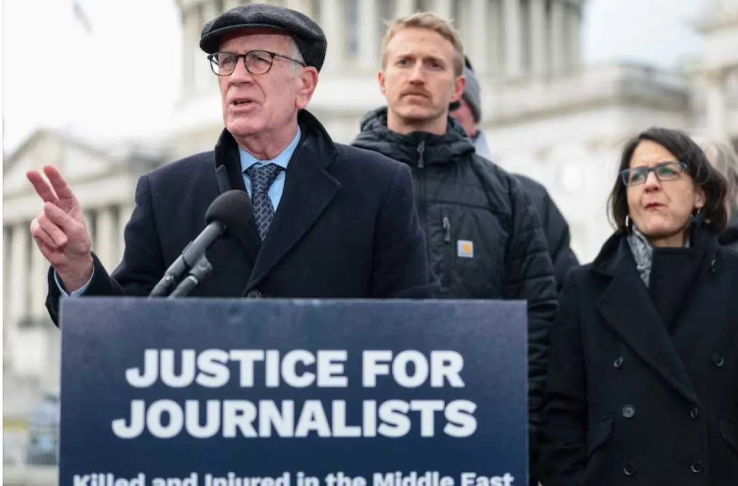 السناتور بيتر ويلتش يتحدث خلال مؤتمر صحافي حول الضربة الإسرائيلية (رويترز )