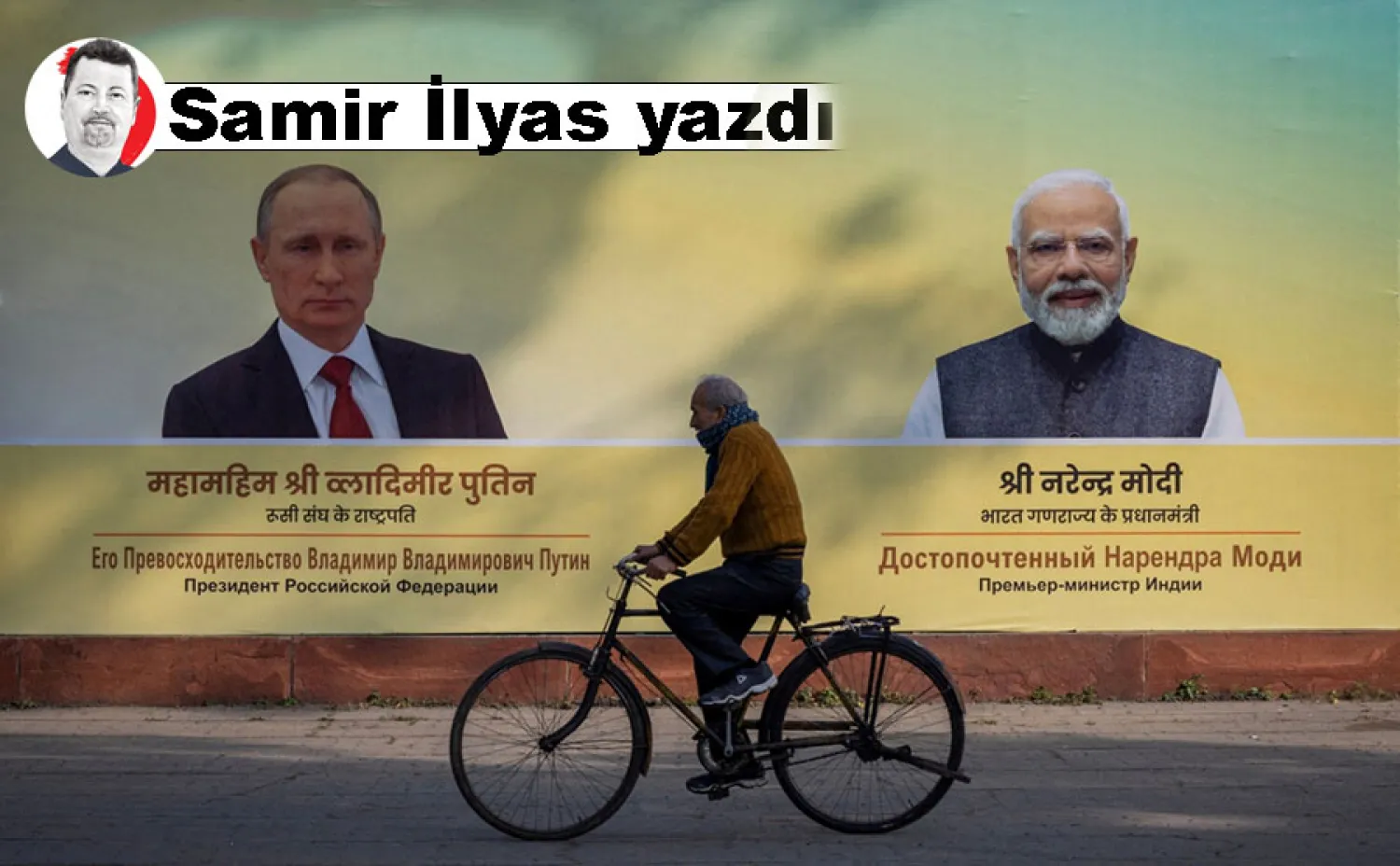 Yeni Delhi'de Hindistan Başbakanı Narendra Modi ve Rusya Devlet Başkanı Vladimir Putin'in fotoğraflarının önünde bisiklet süren bir adam, 4 Aralık 2025 (Reuters)