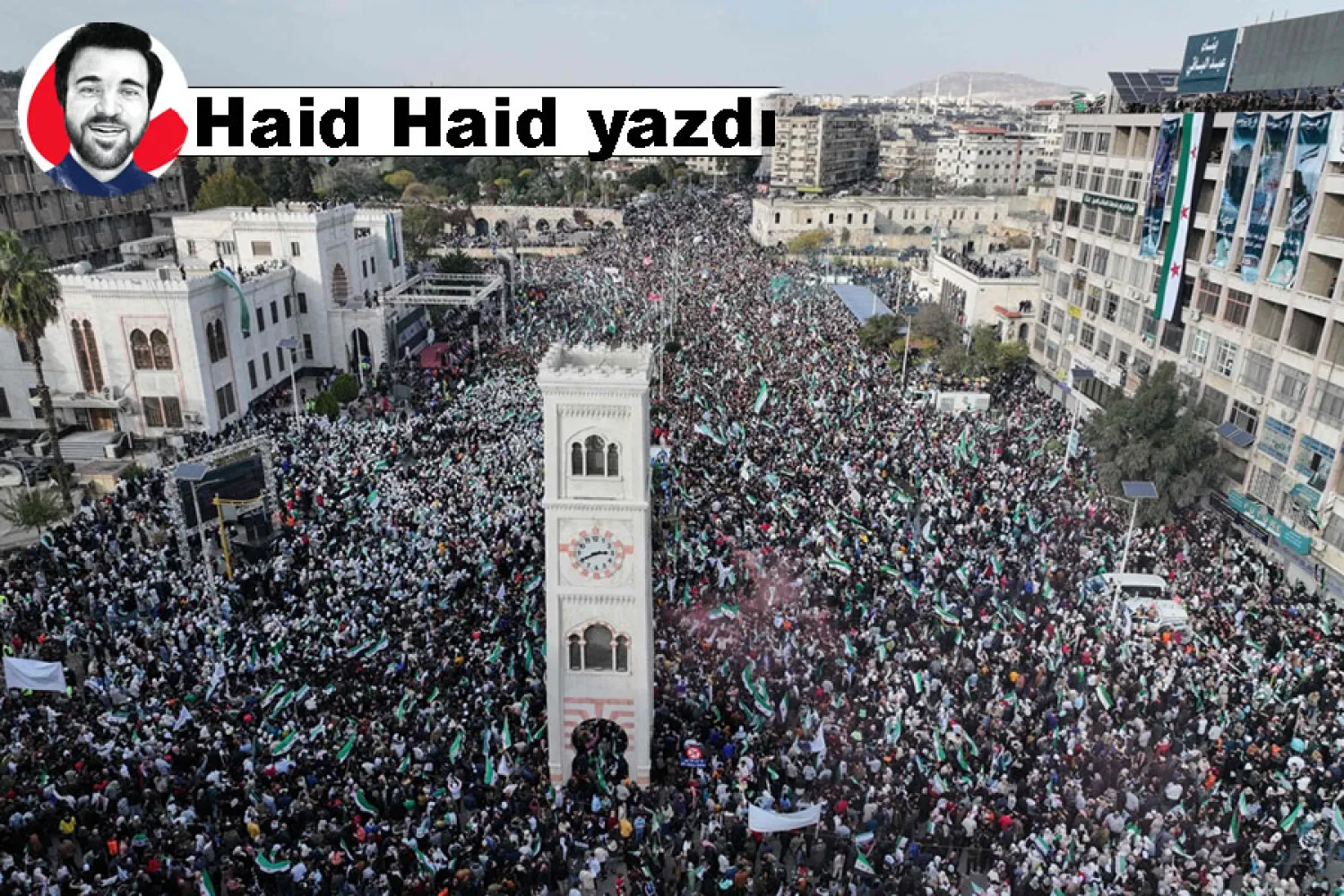 Hama’da Beşşar Esed rejiminin düşüşünün birinci yıldönümünü kutlayan büyük kalabalık, 5 Aralık 2025 (AFP)