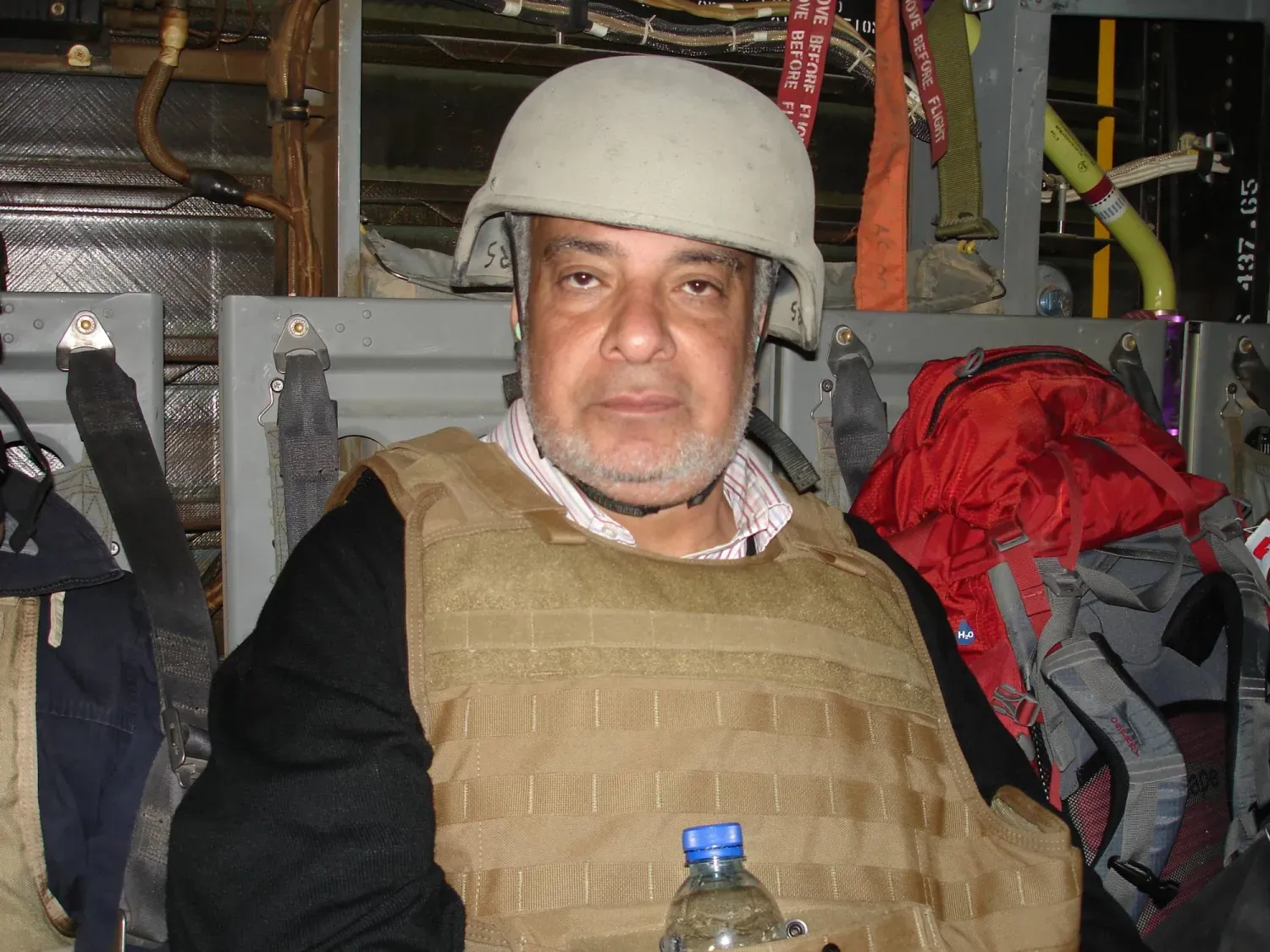 Gazeteci Muhammed eş-Şafii, askeri bir uçakla Afganistan'a giderken (Şarku’l Avsat)