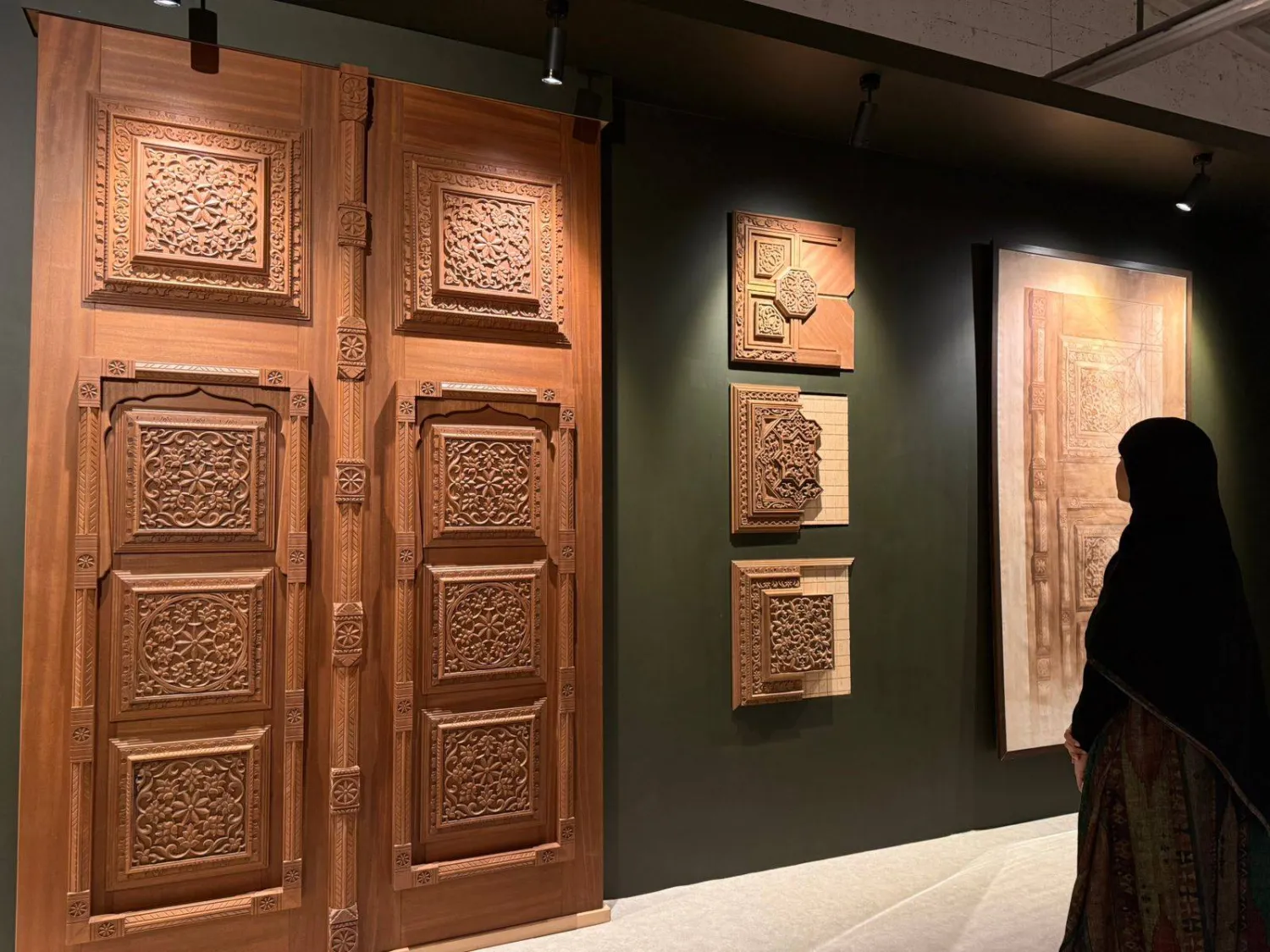 الأبواب الخشبية المنحوتة والمستلهمة من بيوت جدة التاريخية في معرض «ورث» (الشرق الأوسط)