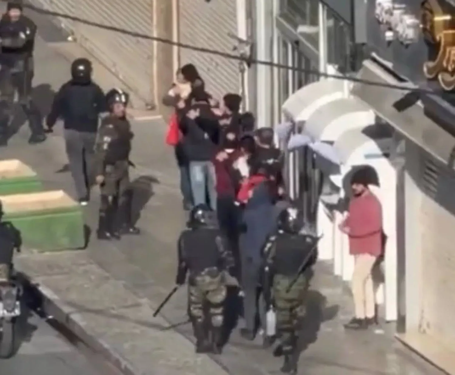 İran polisi tarafından protestocuların gözaltına alındığını gösteren bir videodan alındı