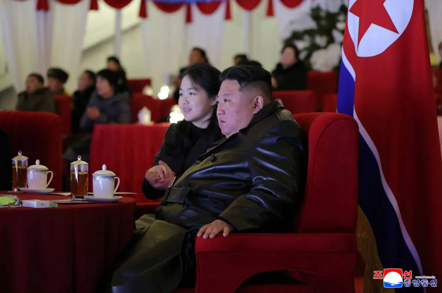 Kim Jong Un ve kızı Pyongyang'da düzenlenen Yeni Yıl kutlamalarına katıldı (Reuters)