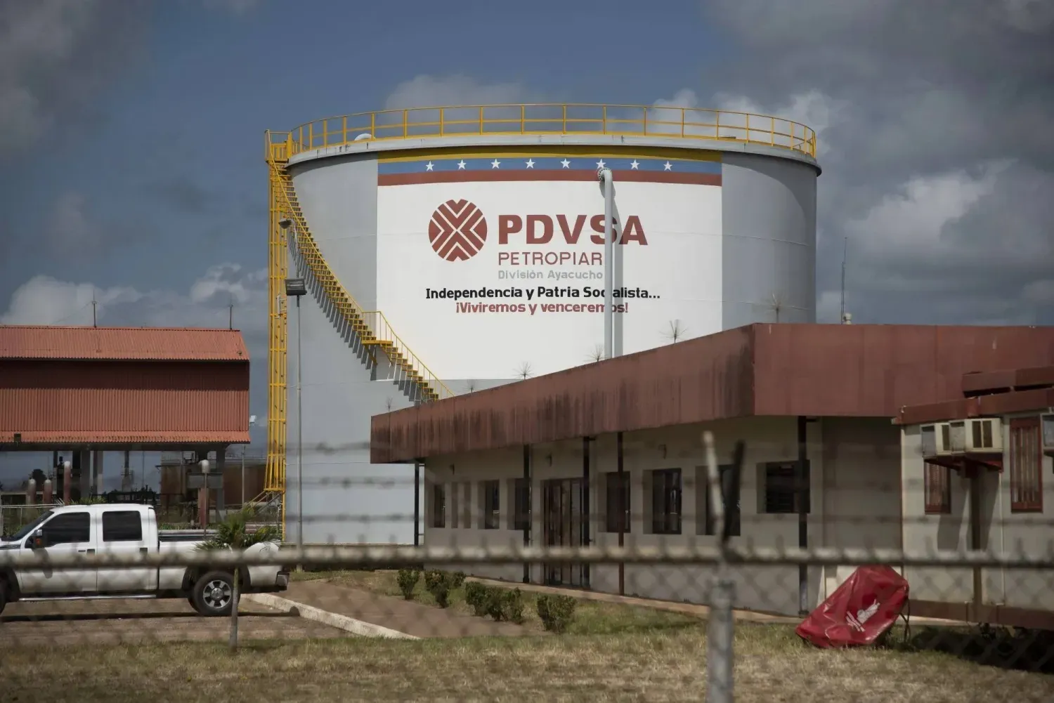 Venezuela devlet petrol şirketi Petróleos de Venezuela'ya (PDVSA) ait petrol depolama tankı (X)