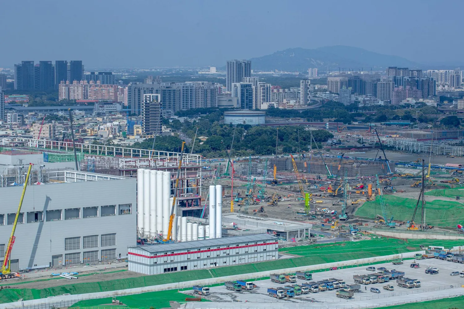 مقر شركة تايوان لصناعة أشباه الموصلات (تي إس إم سي) في مدينة كاوشيونغ بتايوان (د.ب.أ)