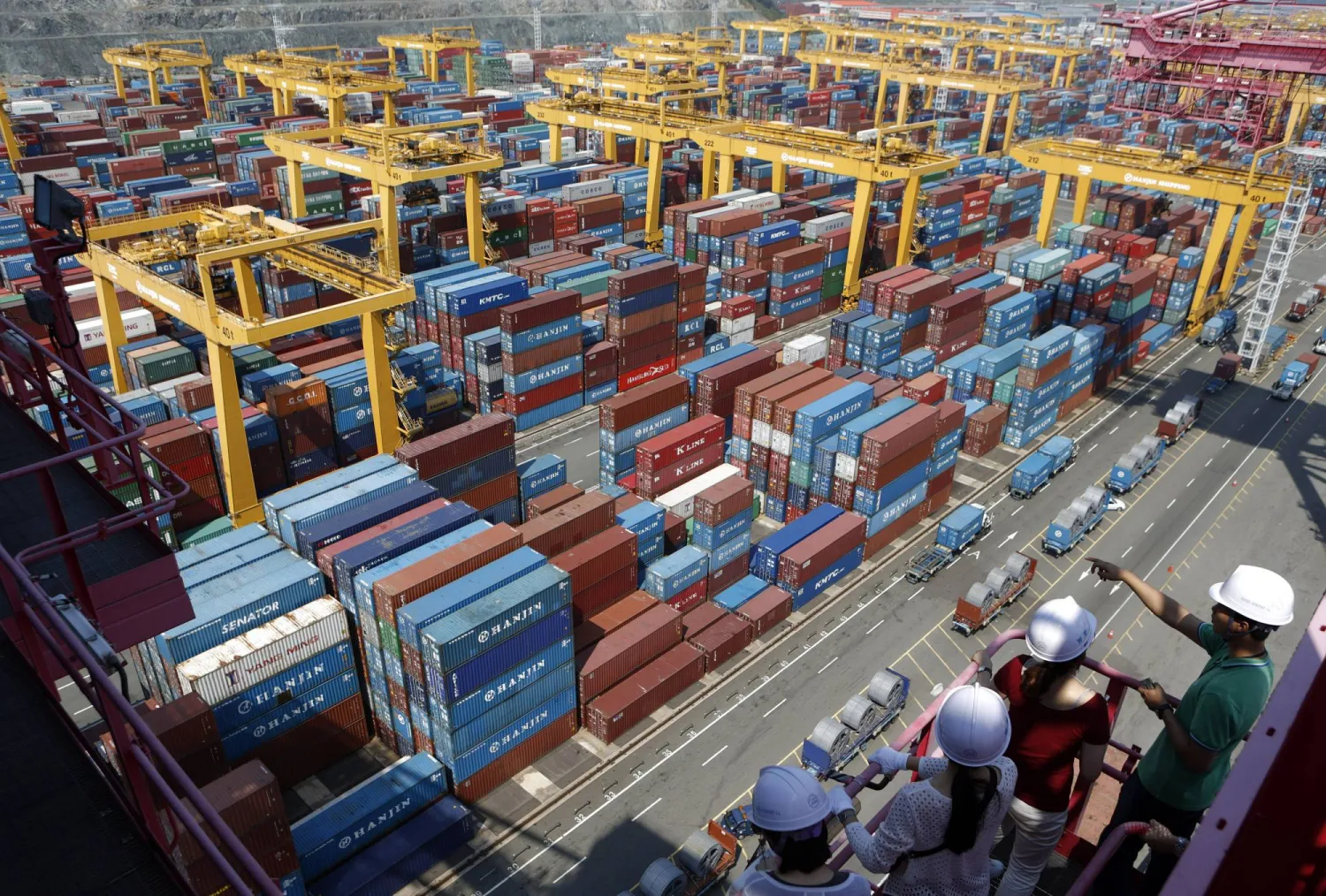 محطة حاويات شركة هانجين شيبنج في ميناء بوسان الجديد بمدينة بوسان (رويترز)