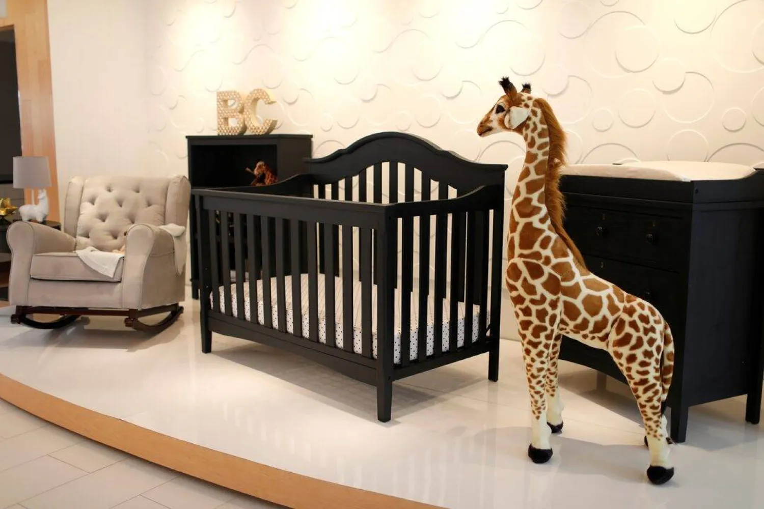 أثاث الأطفال في صالة عرض «دلتا تشيلدرن» في نيويورك (رويترز)