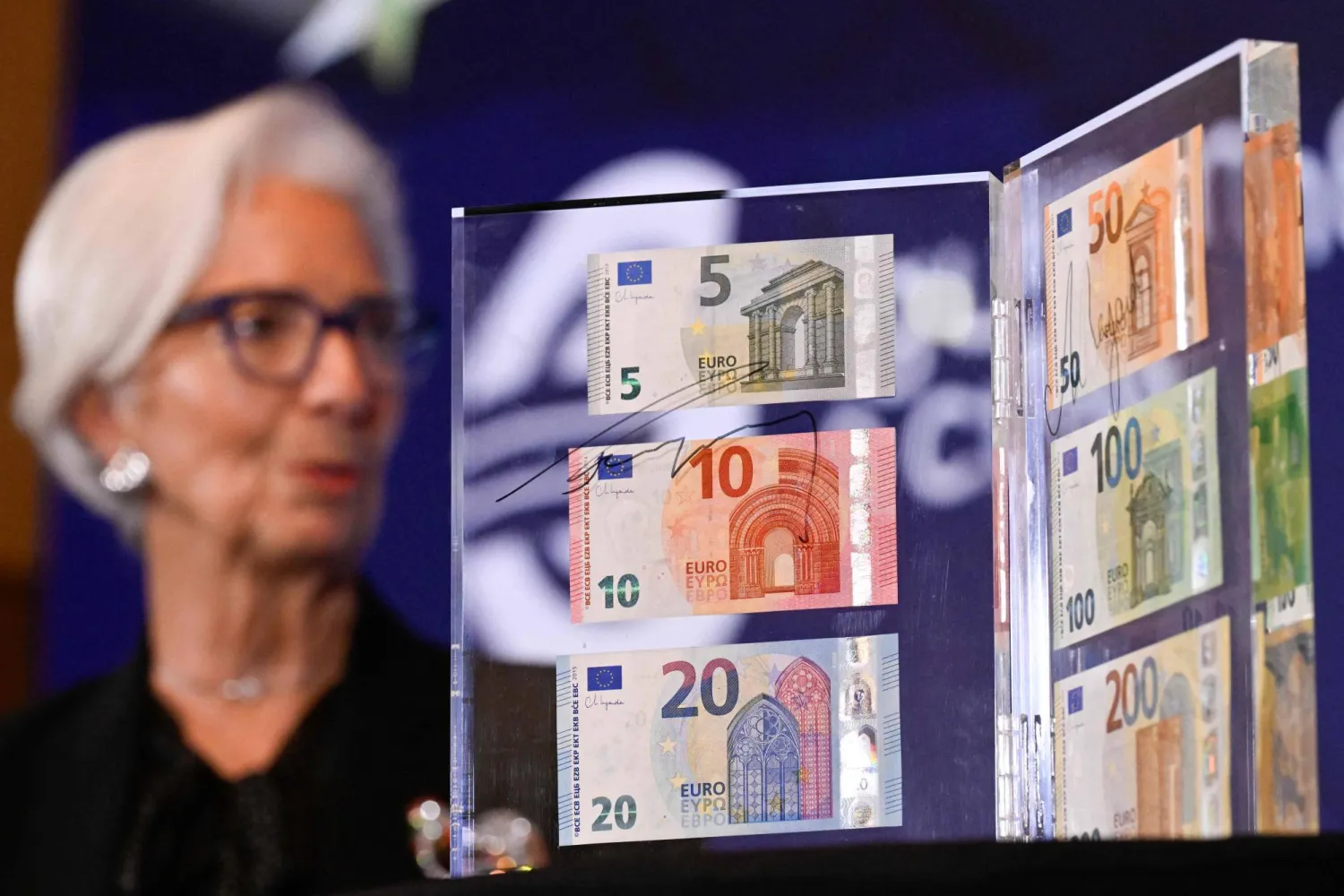 أُطلقت الأوراق النقدية الجديدة باليورو في بلغاريا بدءاً من 1 يناير 2026 مع اعتماد البلاد عضواً يحمل رقم «21» في منطقة اليورو (أ.ف.ب)