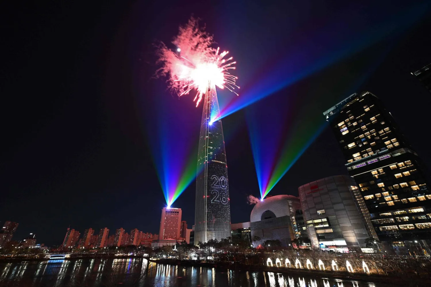 Fireworks light up the midnight sky over the Lotte World Tower, South Korea's tallest building in Seoul during New Year's Day celebrations on January 1, 2026. (Photo by Jung Yeon-je / AFP)
