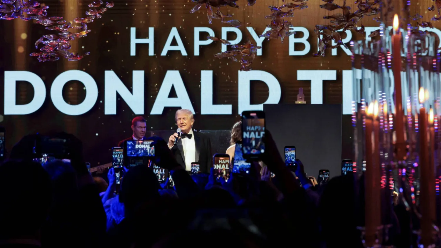 الرئيس الأميركي دونالد ترمب خلال احتفاله ببداية العام الجديد في منتجع مارالاغو الساحلي بولاية فلوريدا (رويترز)