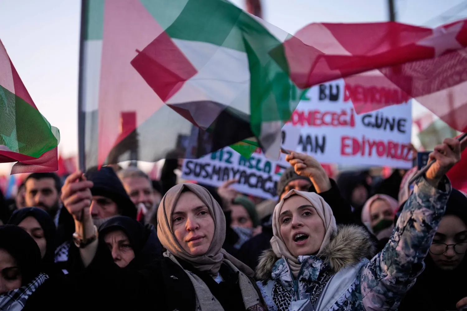 رفع المشاركون بمسيرة دعم غزة في إسطنبول الأعلام الفلسطينية والتركية مطالبين بوضع حد للعنف في القطاع (أ.ب)