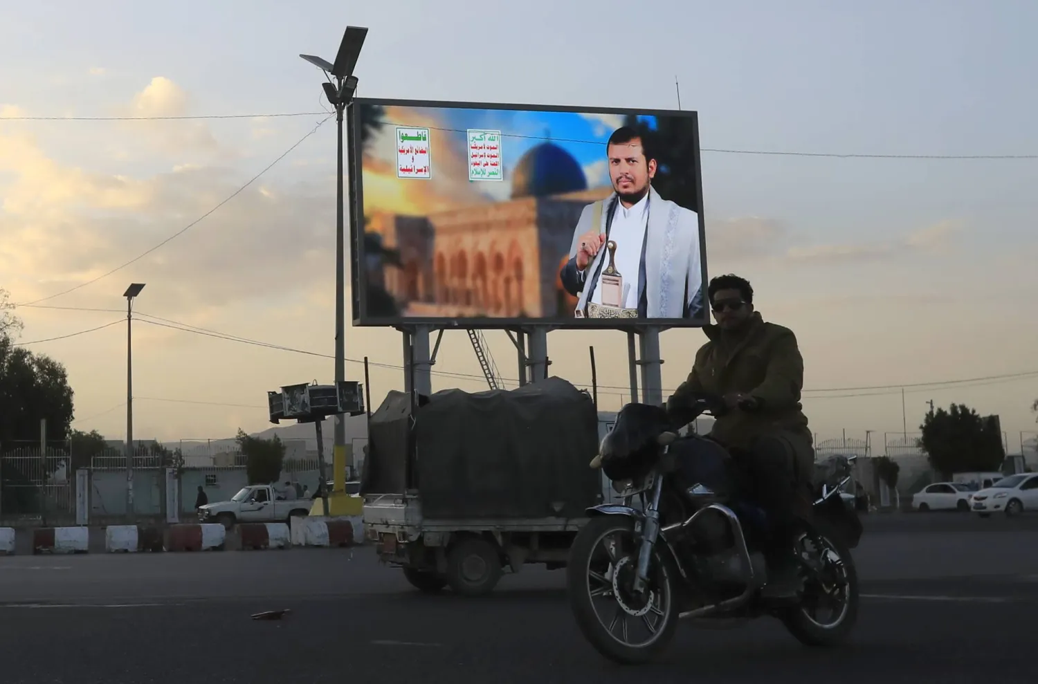 الحوثيون يضفون هالة من التقديس الديني على زعيمهم عبد الملك الحوثي (إ.ب.أ)