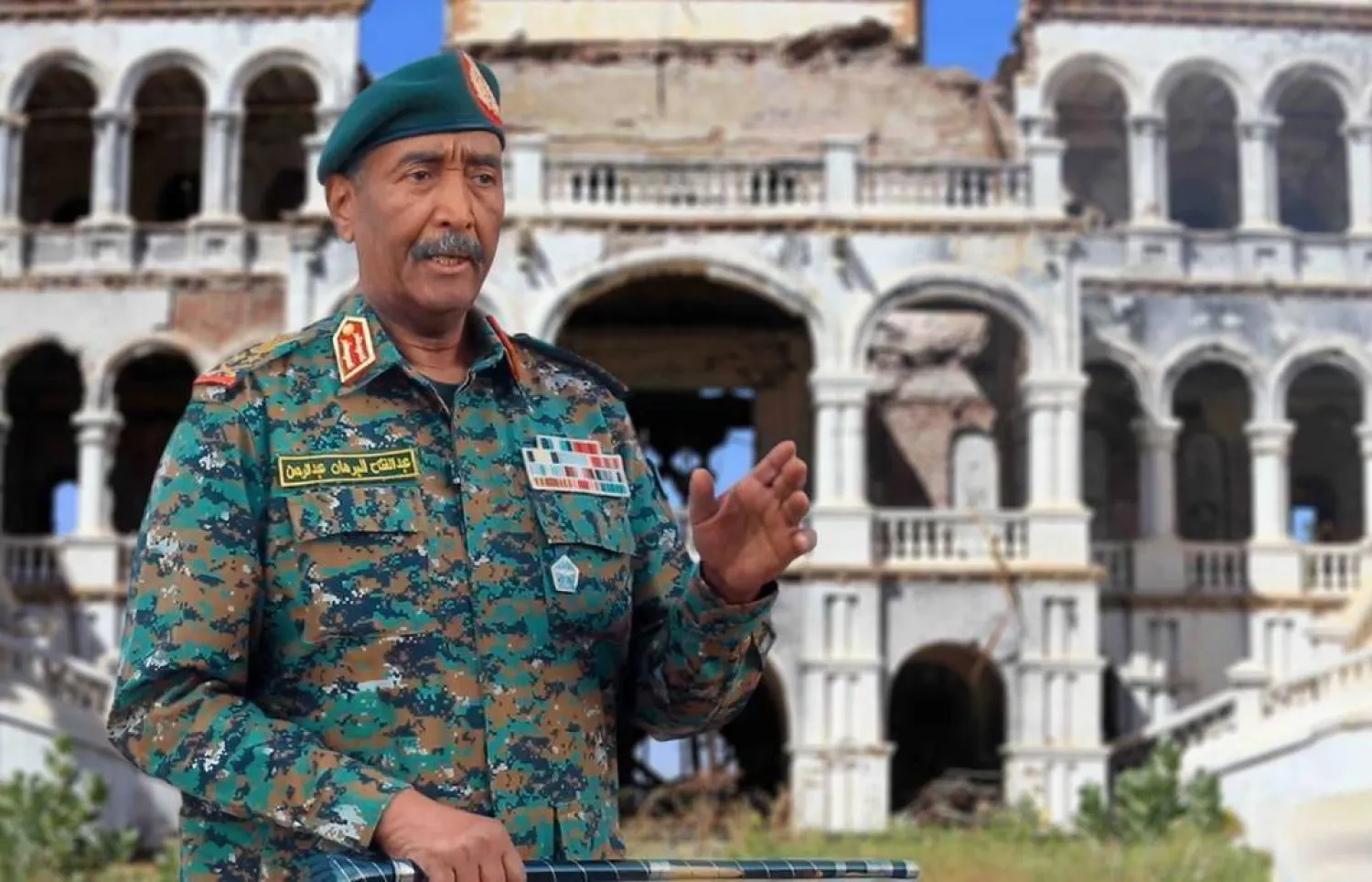 البرهان في لقطة من تسجيل مصور أمام القصر الجمهوري بالعاصمة الخرطوم (وكالة الأنباء السودانية)