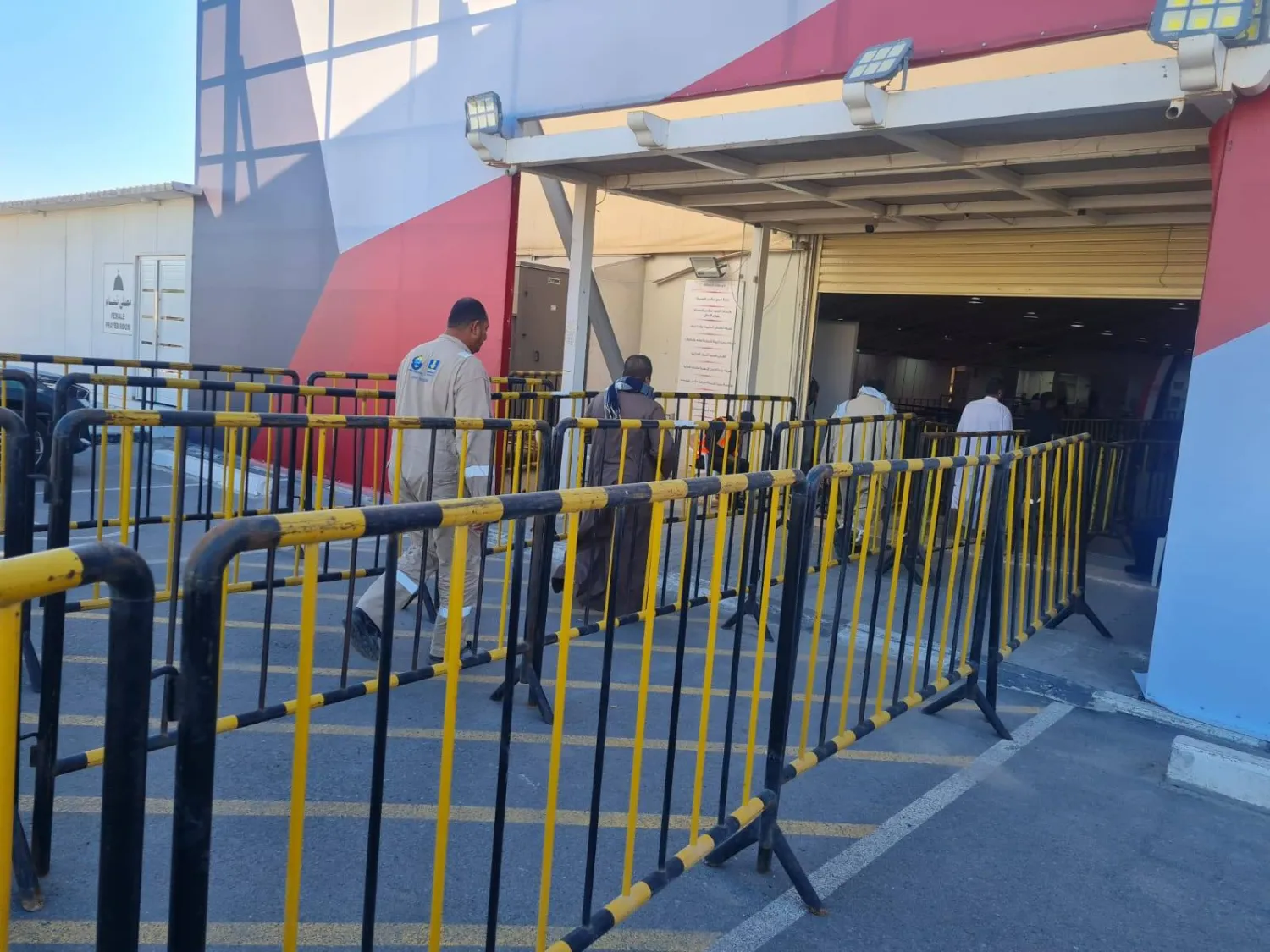 مصريون أمام لجان الاقتراع بالقنصلية المصرية في الكويت الأربعاء (تنسيقية شباب الأحزاب)