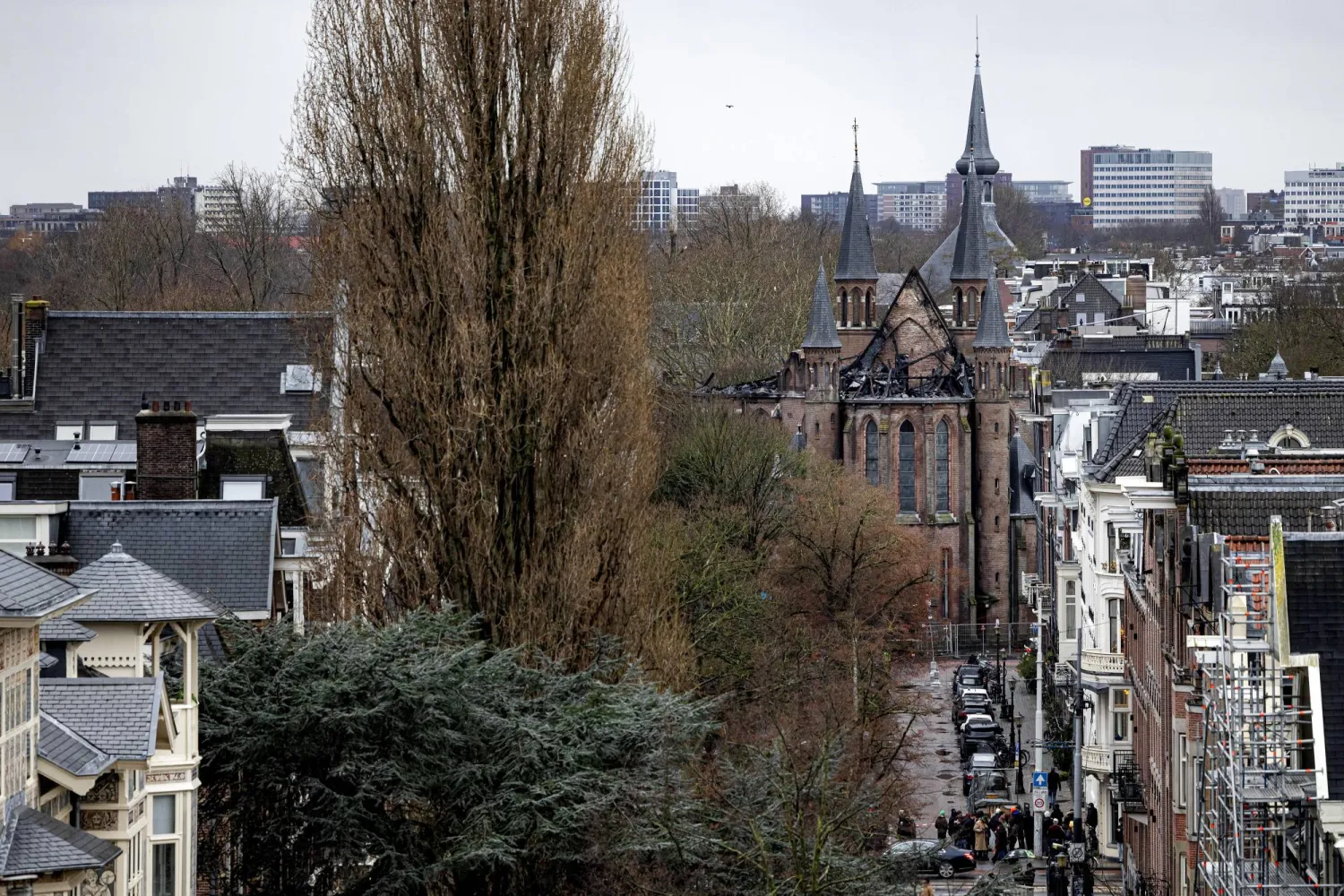 حريق كنيسة تاريخية في قلب أمستردام (إ.ب.أ)