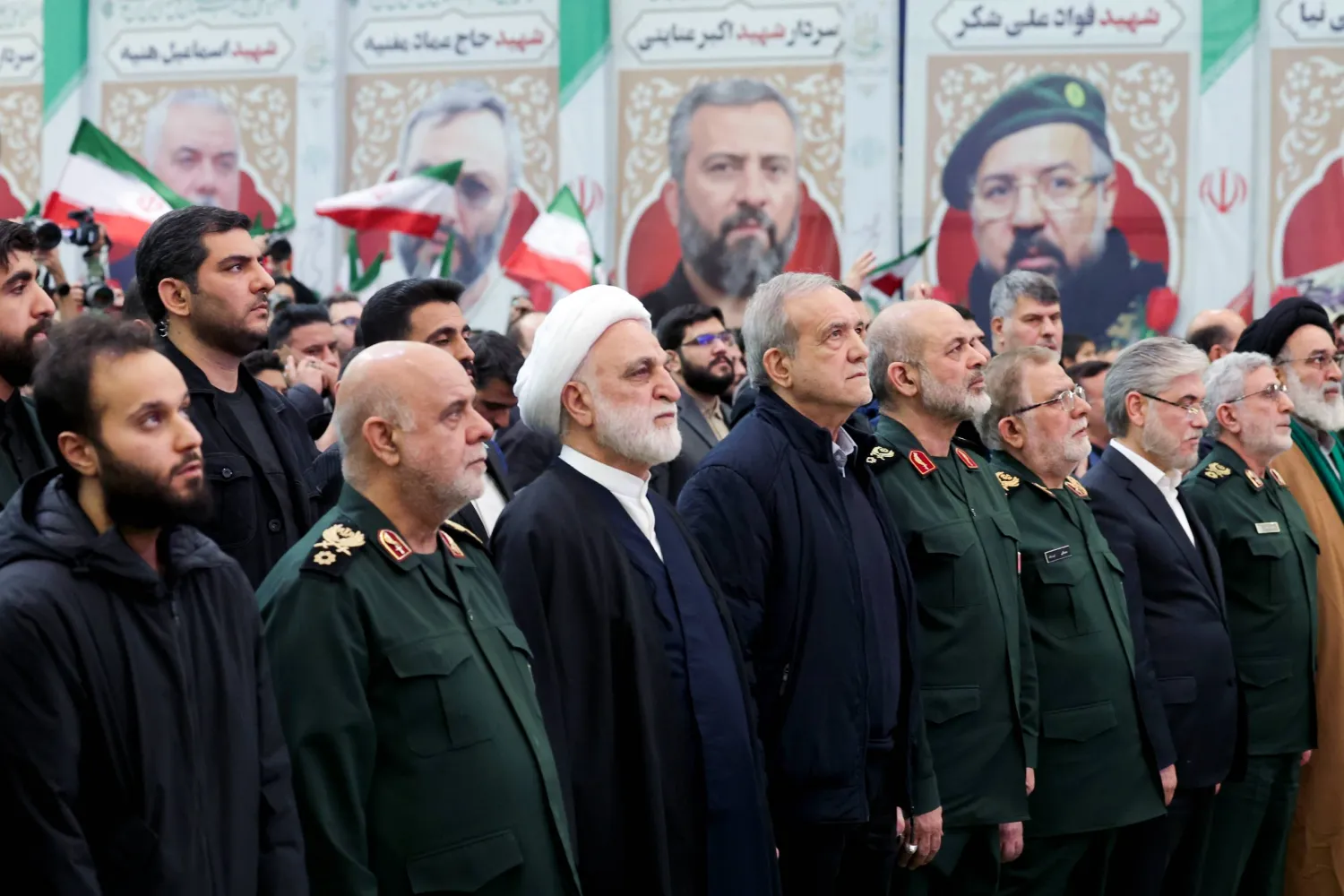 بزشكيان وإلى يمينه رئيس القضاء غلام حسين محسني إجئي يتوسطان قادة «الحرس الثوري» في مراسم الذكرى السادسة لمقتل الجنرال قاسم سليماني في طهران اليوم (الرئاسة الإيرانية)