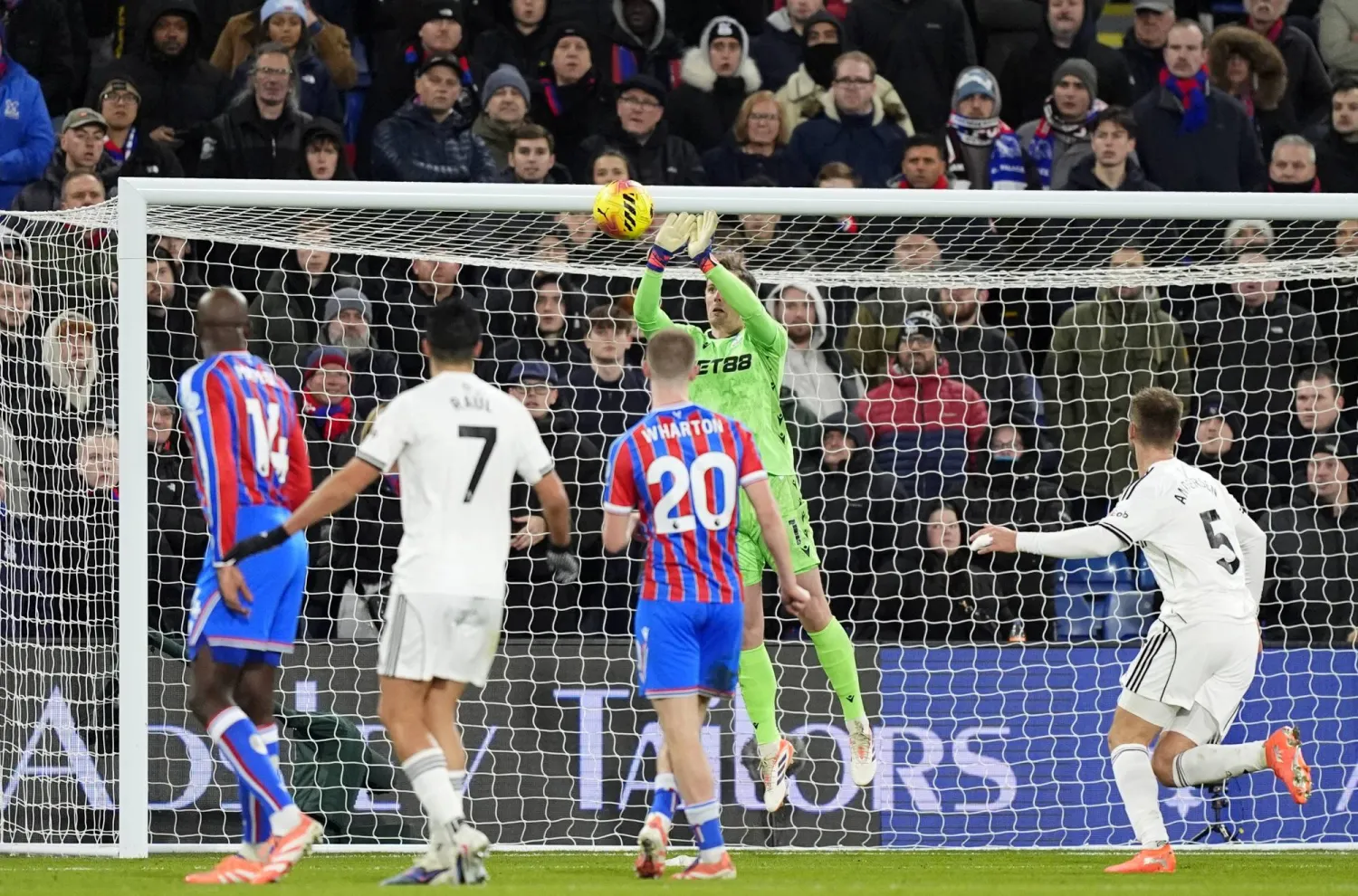 حارس كريستال بالاس دين هندرسون يتصدى لإحدى الكرات أمام فولهام (د.ب.أ)