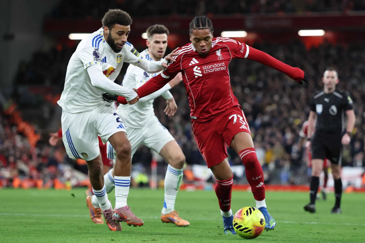 مدافع ليدز يونايتد جايدن بوغل يتحدى مهاجم ليفربول ريو نغوموها (أ.ف.ب)