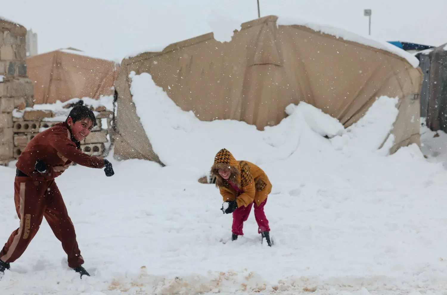 Çocuklar, Halep'in kuzeyindeki kırsal kesimde, Azez kenti yakınlarındaki bir mülteci kampında karda oynuyor (Reuters)
